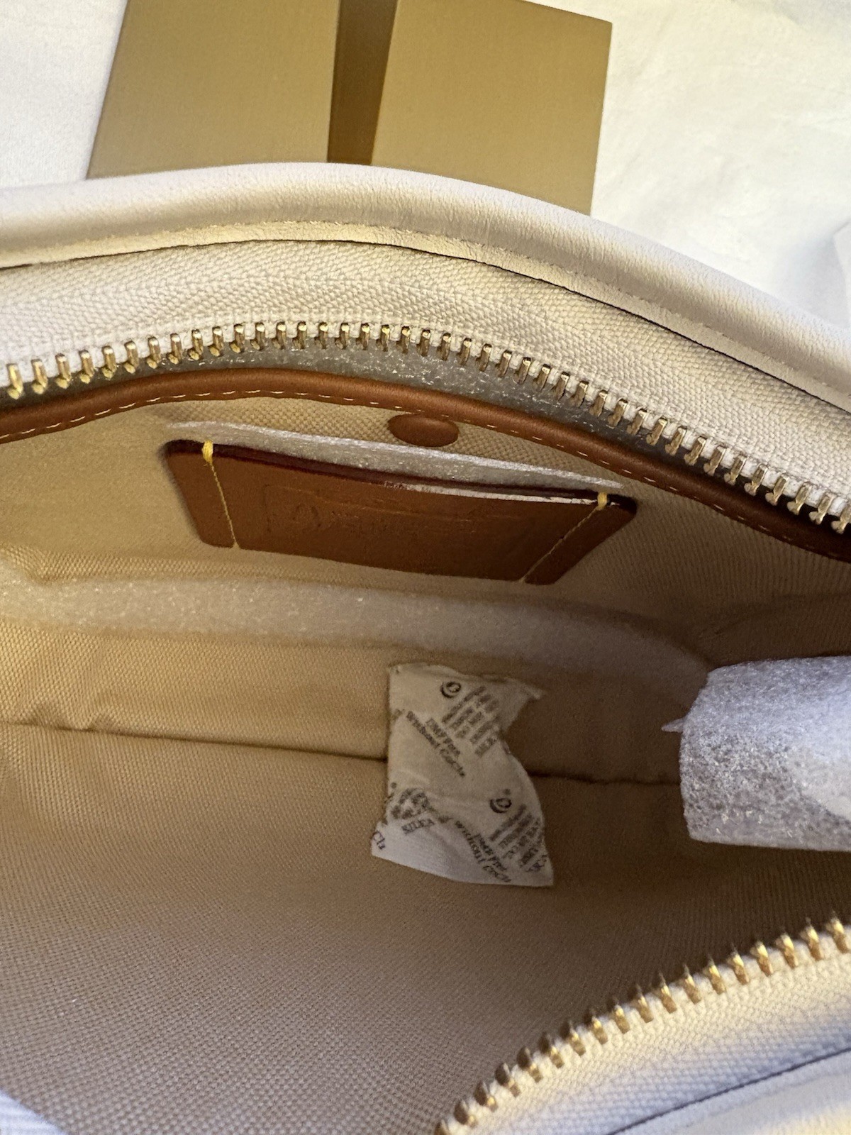 Coach 🤍 CAF11 Glov Curve Smooth Leather Zip Bag