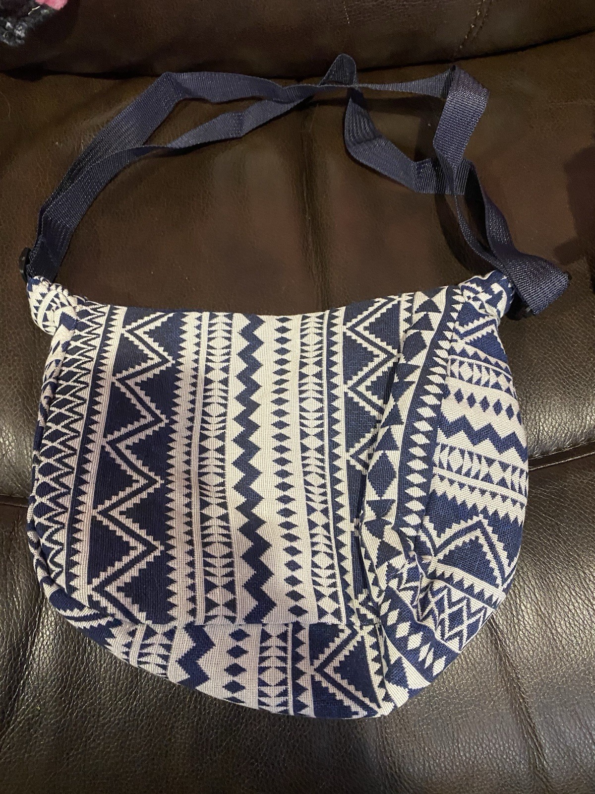 Geometric Pattern Shoulder Bag / Blue White Drawstring Gold Tone Hardware / Wom…