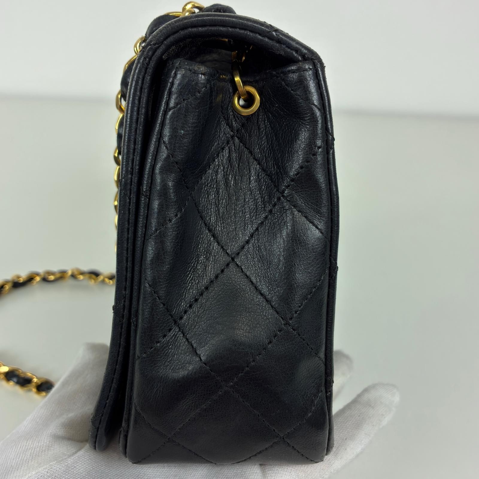 CHANEL Vintage Matelassé 25 Shoulder Bag leather black