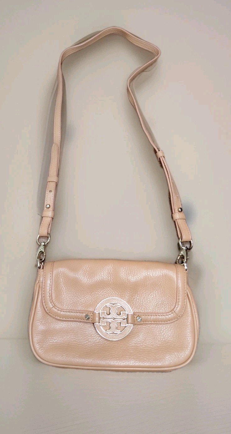 Tory Burch Amanda Crossbody Bag Beige Pebbled Leather with Logo Gold Hardware