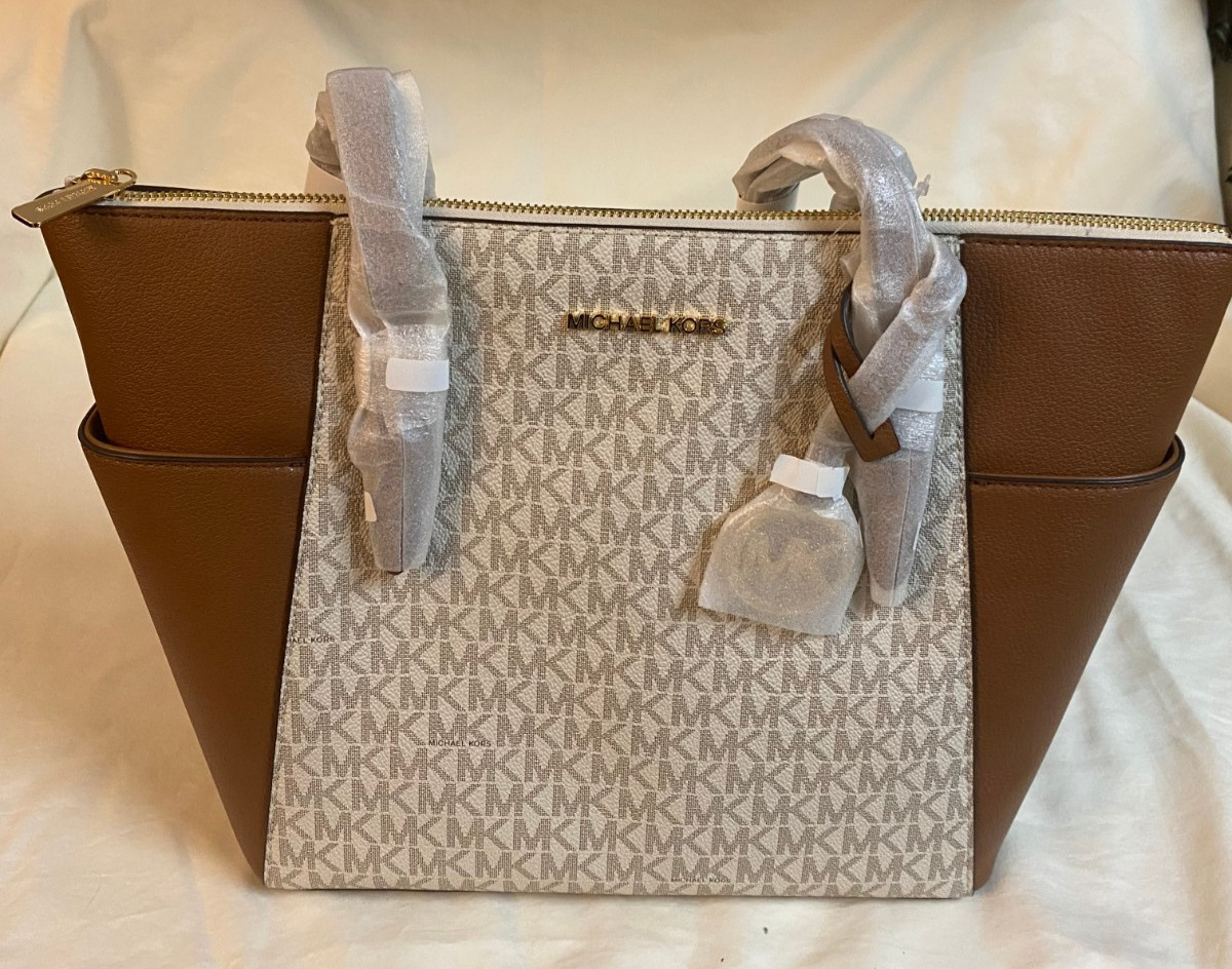 New Michael Kors Charlotte Large Shoulder Tote Bag – Signature Canvas (Vanilla)