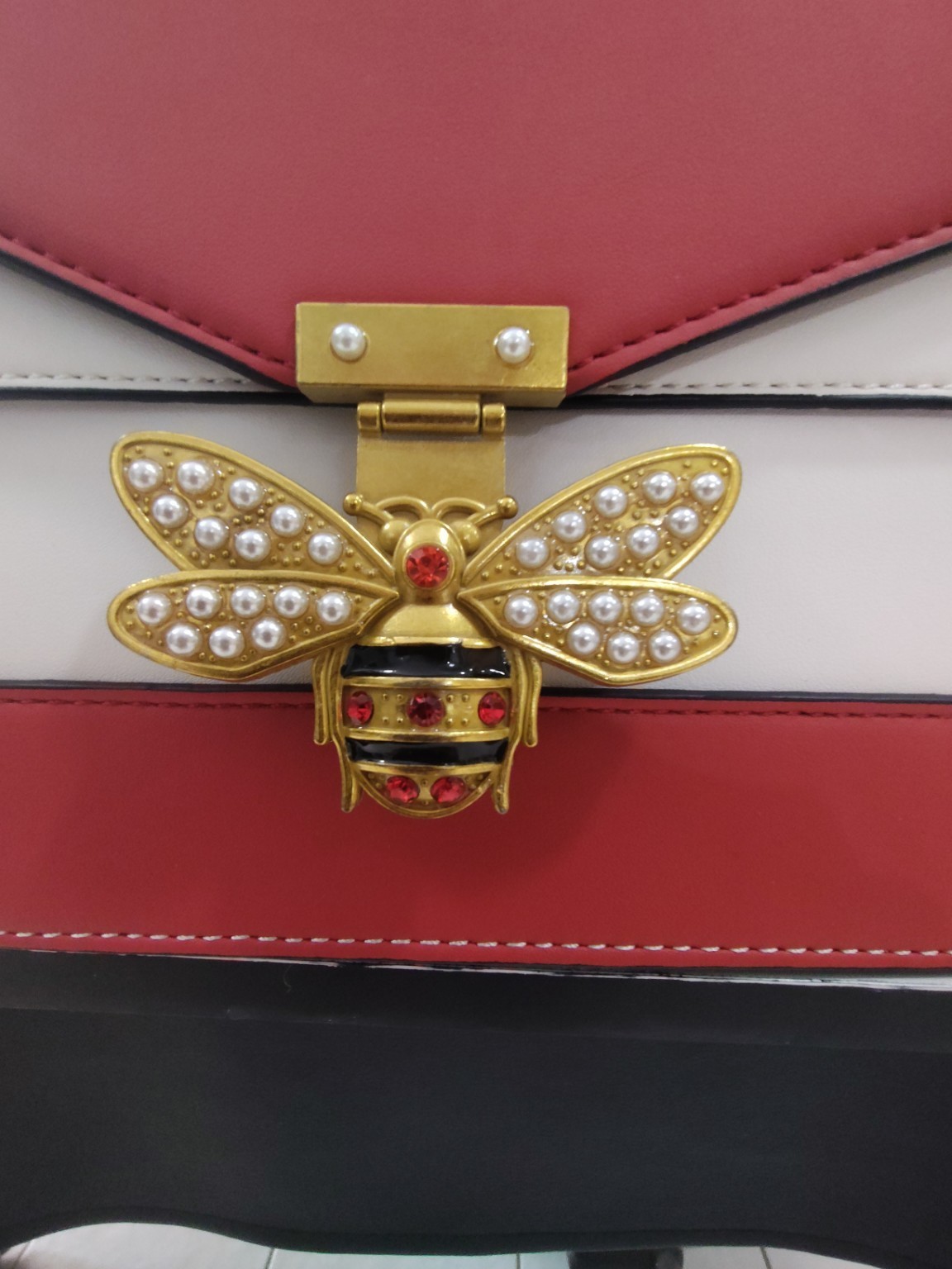 Jen & Co Red White Bee Clasp Crossbody Bag Pearl Gold Chain Vegan Leather