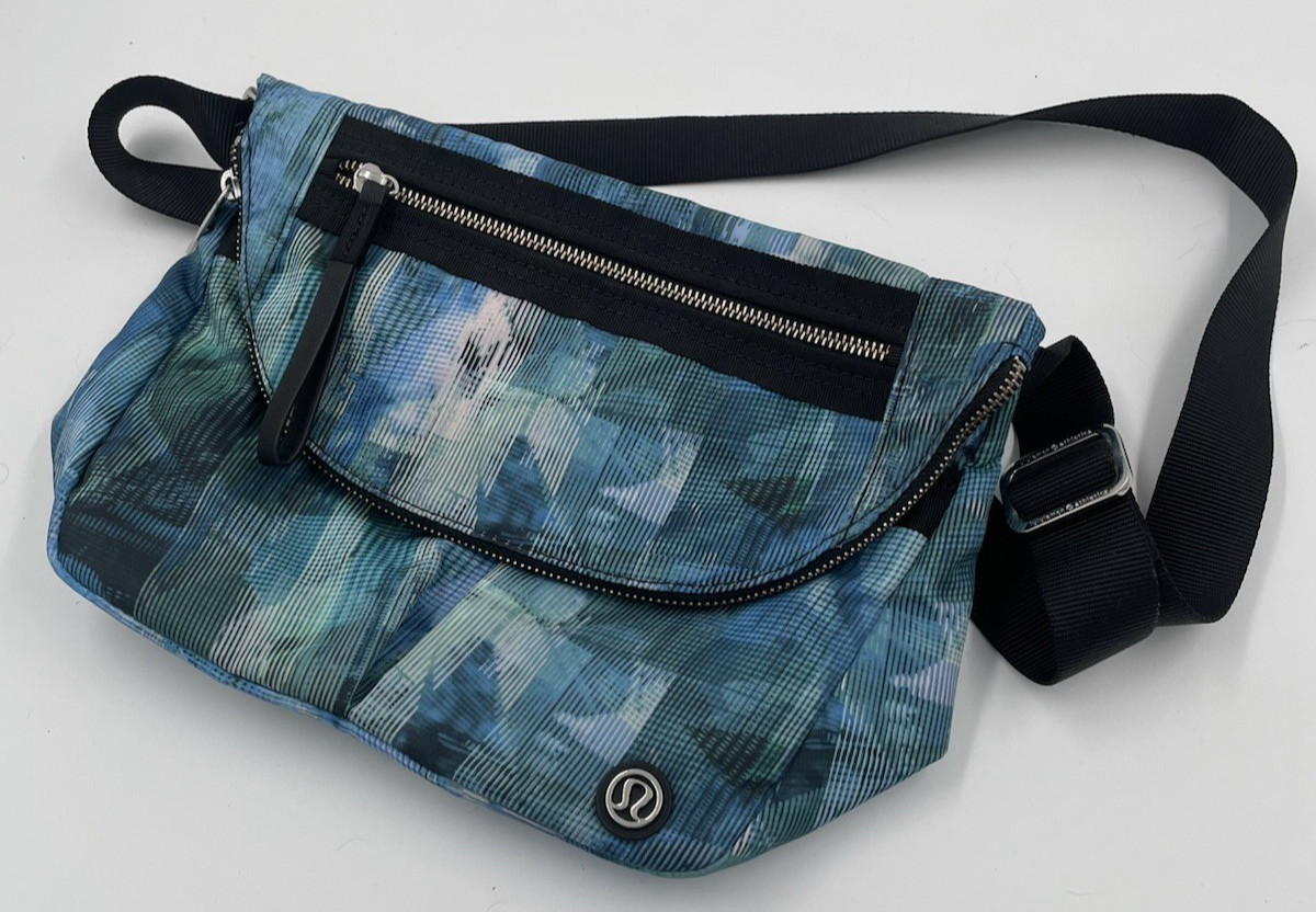 ❤️ RARE Lululemon Festival Bag Sun Dazed Multi Blue / Black Travel Crossbody