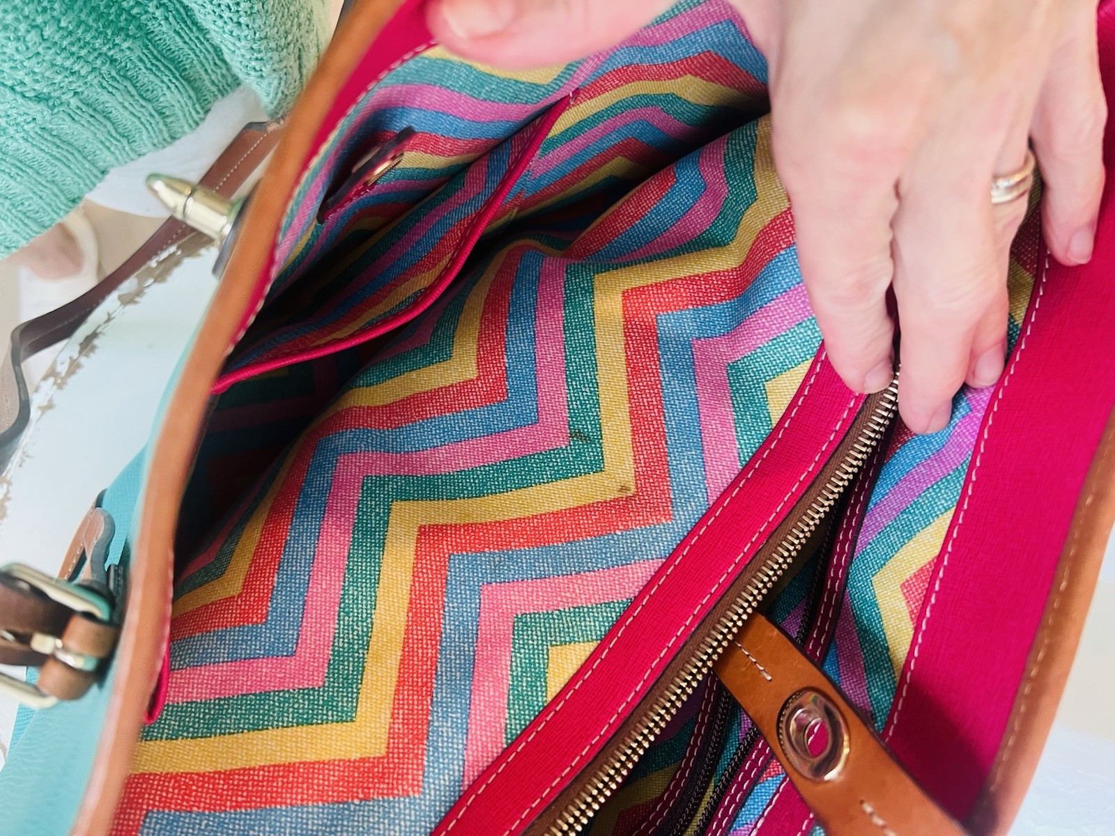 Beautiful Dooney & Bourke Claremont Dover Spearmint Green Pink Chevron Lining 💕