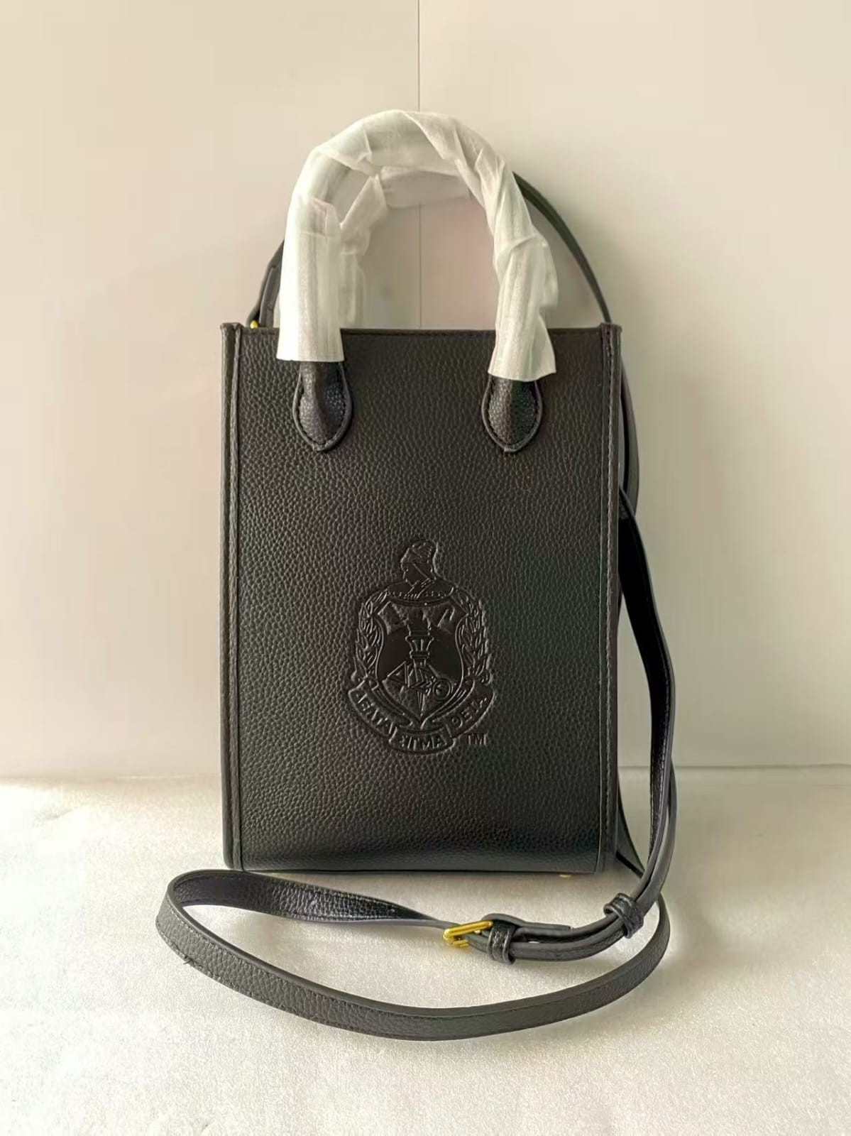DELTA SIGMA THETA CROSSBODY BLACK BAG ,DST BLK CROSS BODY BAG WITH EMBOSS CREST,
