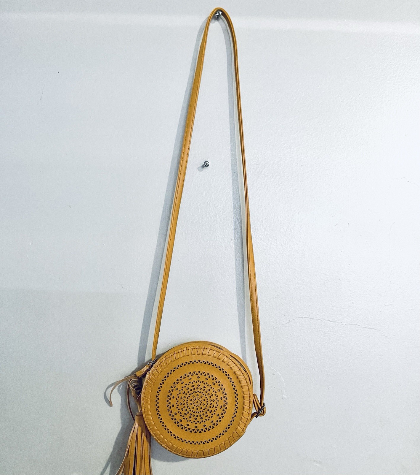 Art Class Round 7″ Yellow Faux Leather Purse w/Cross Body Shoulder Strap – EUC
