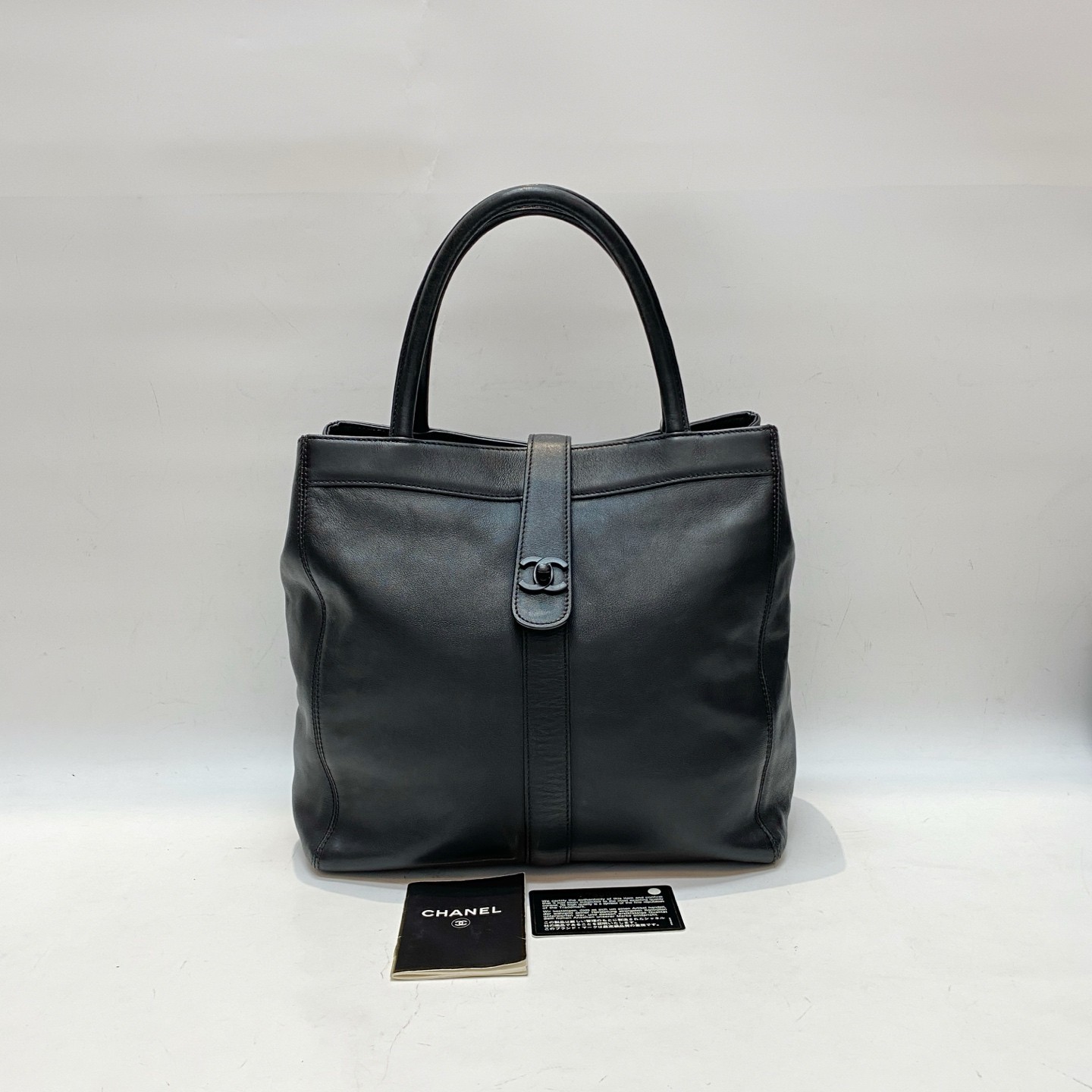 Preloved Vintage Chanel Black Calf leather shopper Tote Bag with CC Turn Lock