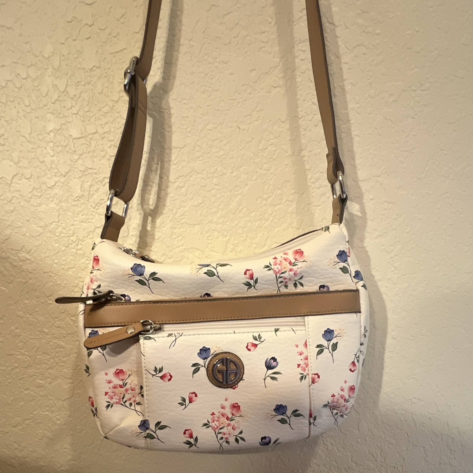 Giani Bernini Floral Crossbody Bag Small Zip Closure Adjustable Strap Silver