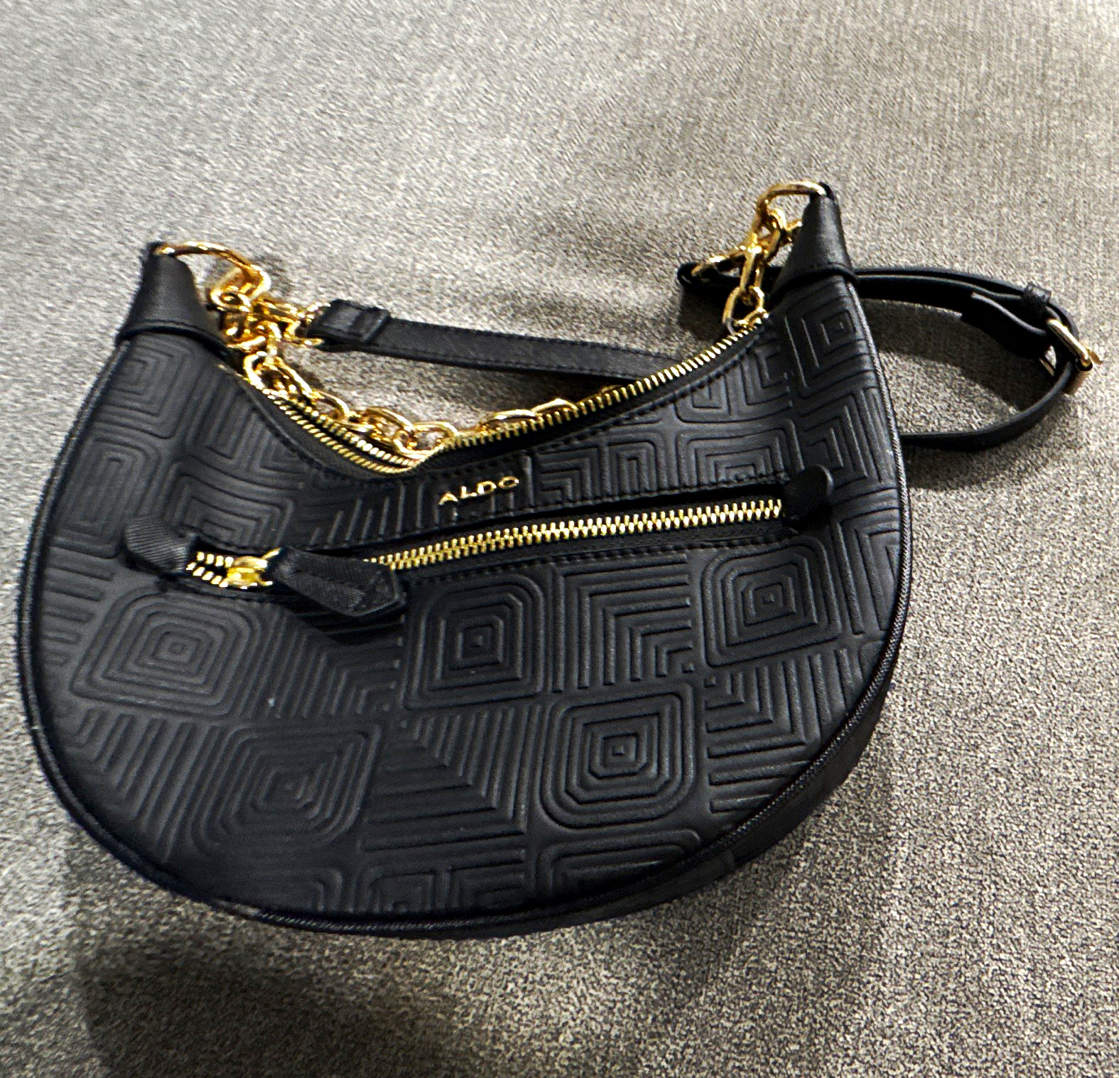 ALDO Black Geometric Embossed Crescent Shoulder Bag Gold Chain Zip excellent con
