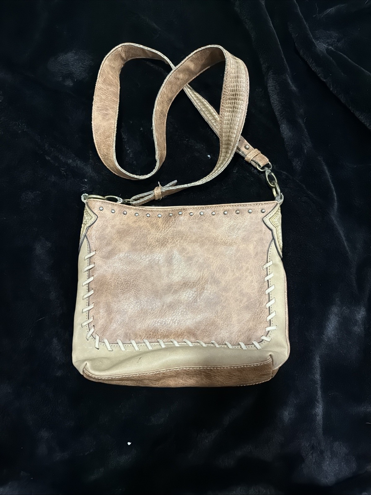 Woman’s Justin Boots Leather Handbag Purse With Zip Pockets And Solder Strap
