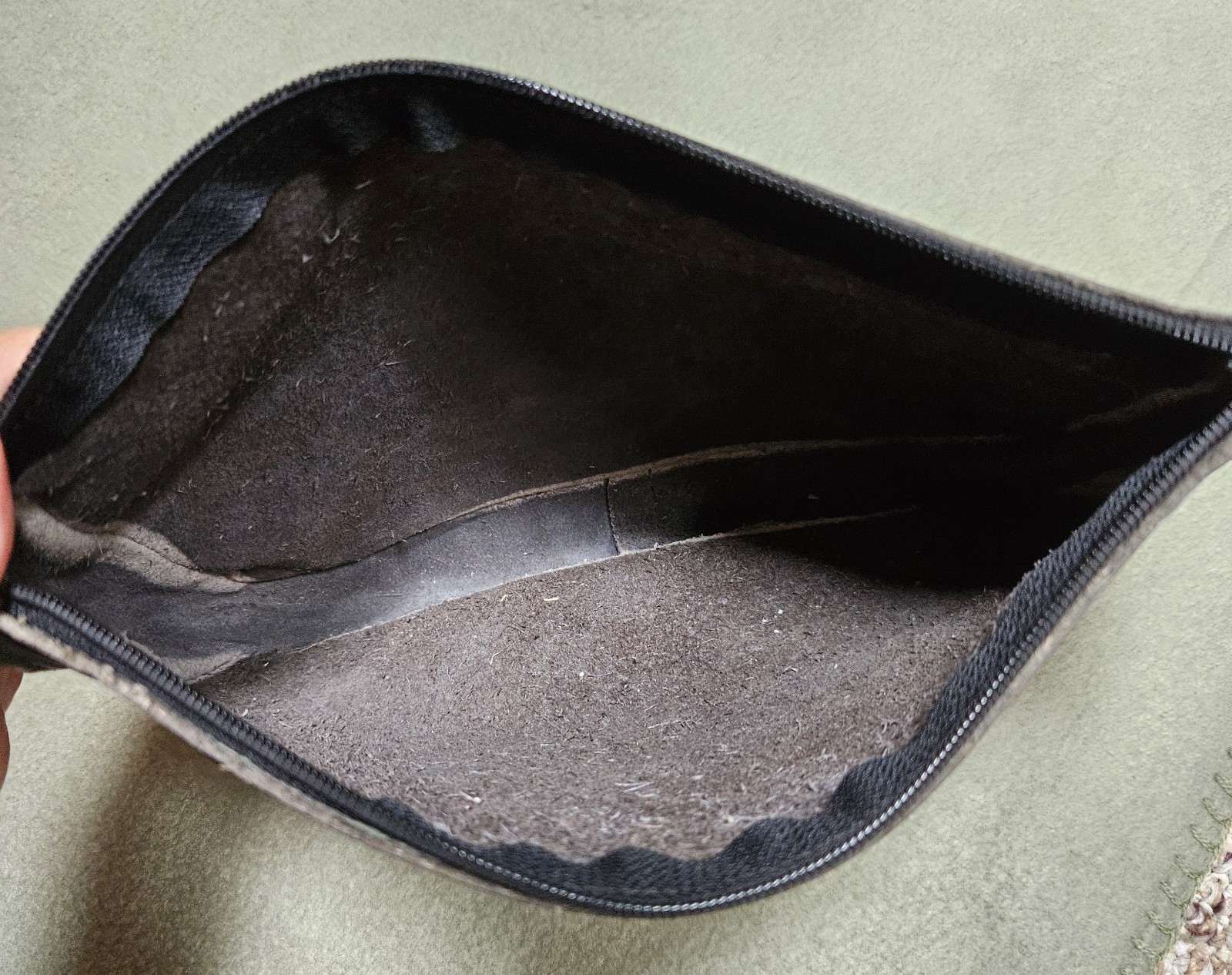 Unbranded Black Leather Purse – No Strap – 10.5″ x 7″ x 2.25″ – Zipper Closure