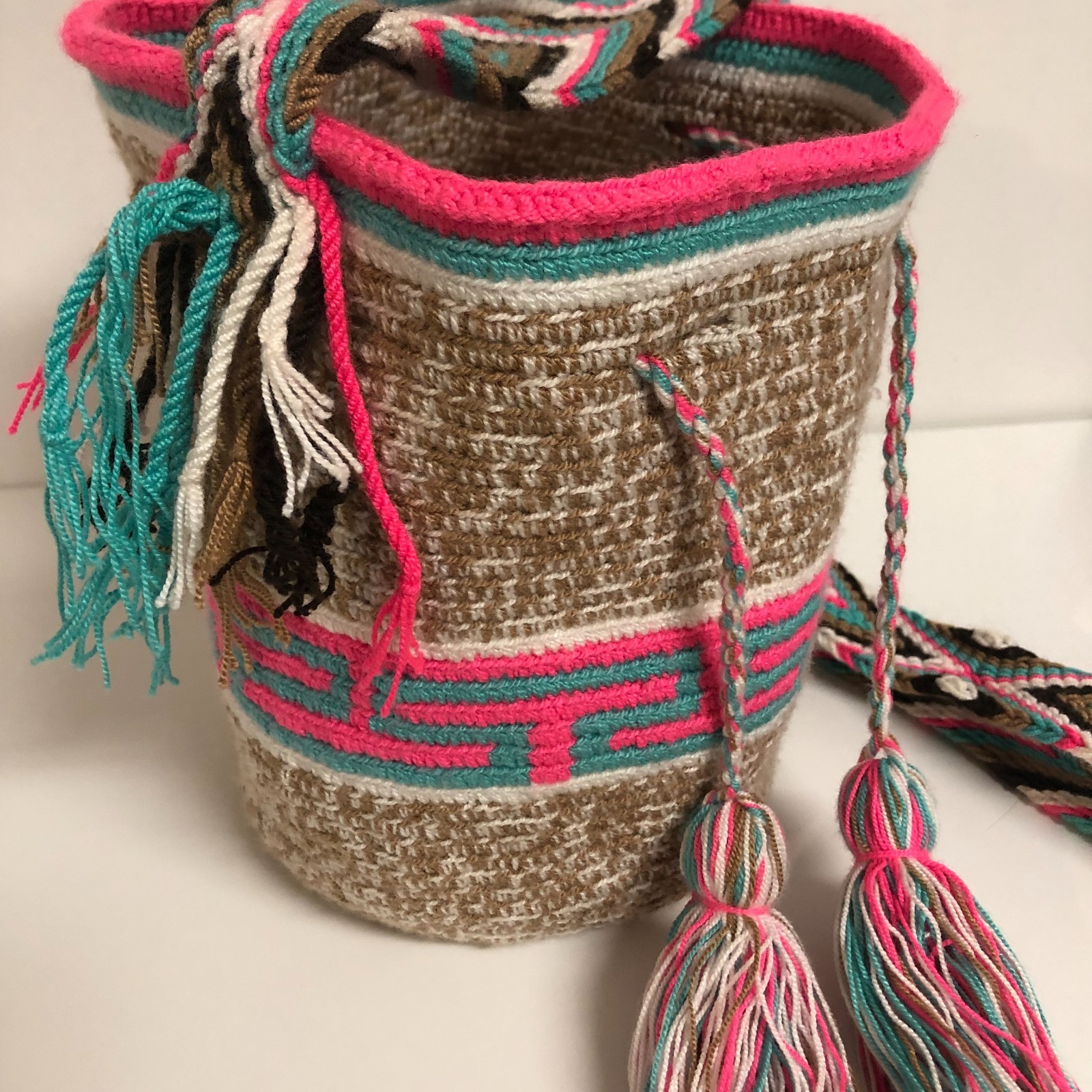 Authentic Colombian Art Mochila Wayuu Size Medium 8.0″ Natural Fibers.