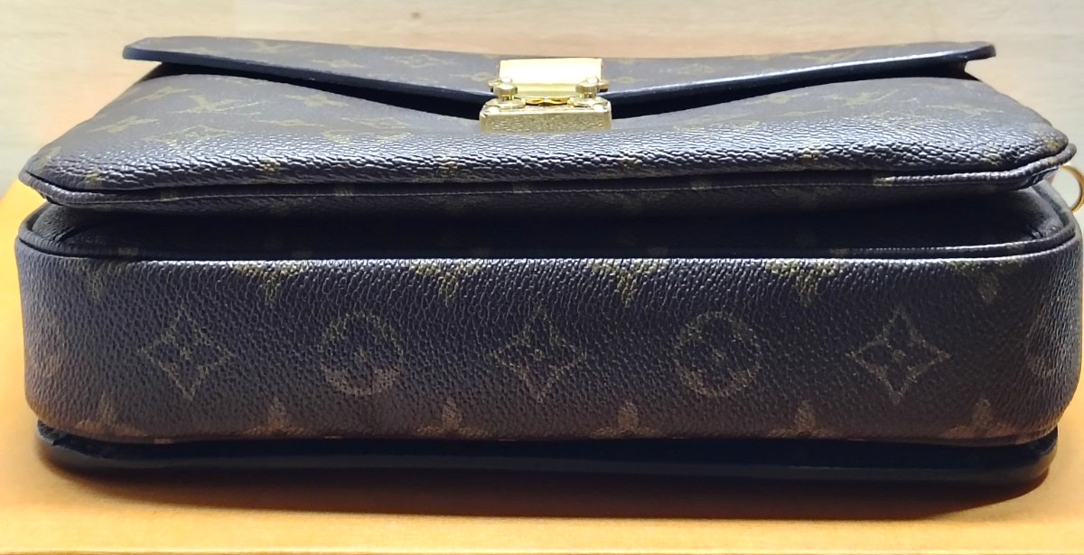 Louis Vuitton Pochette Metis, classic Monogram canvas, polished gold tone S lock