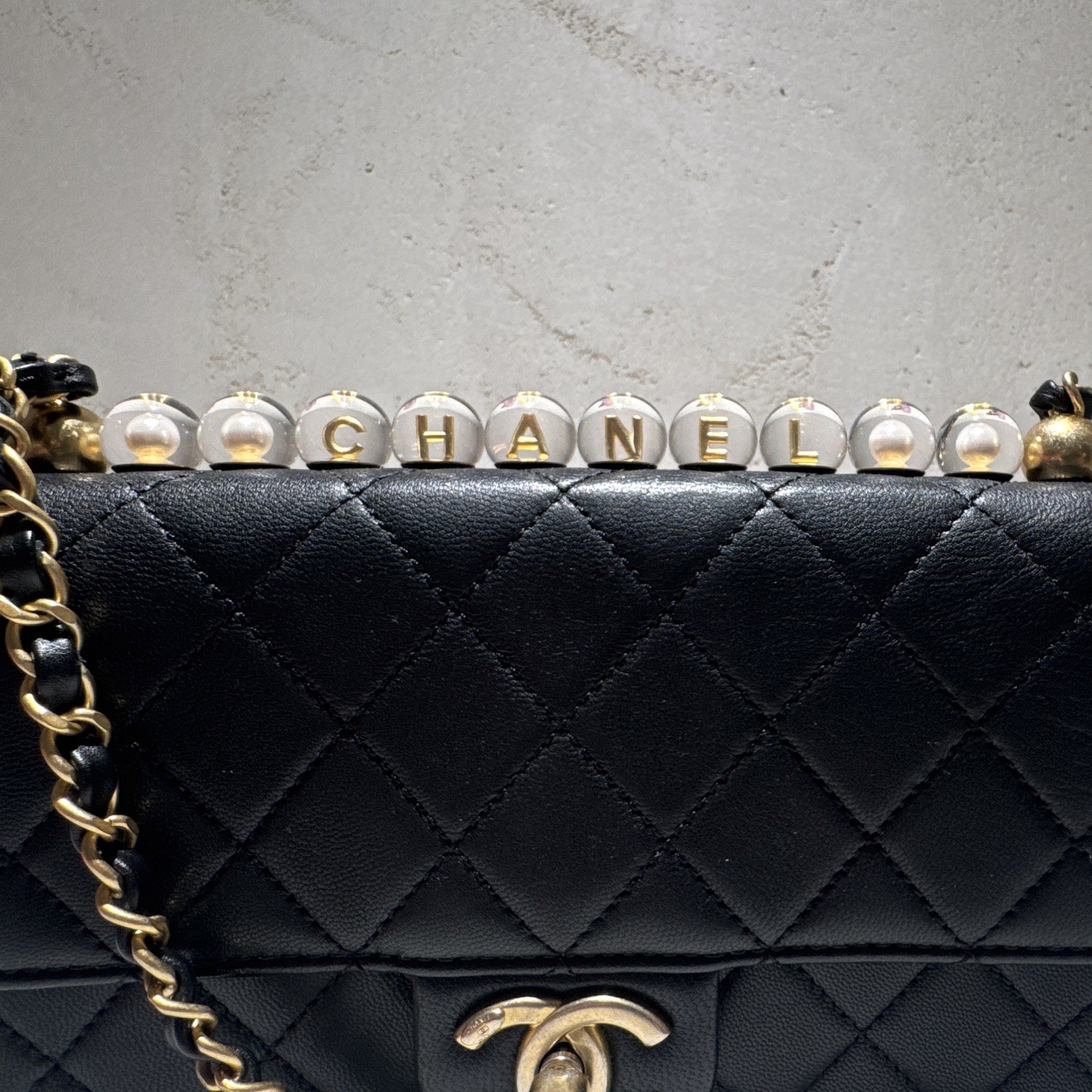 CHANEL Chic Pearl Black Quilted Shoulder Bag Chain Strap CC Turn-Lock Gold