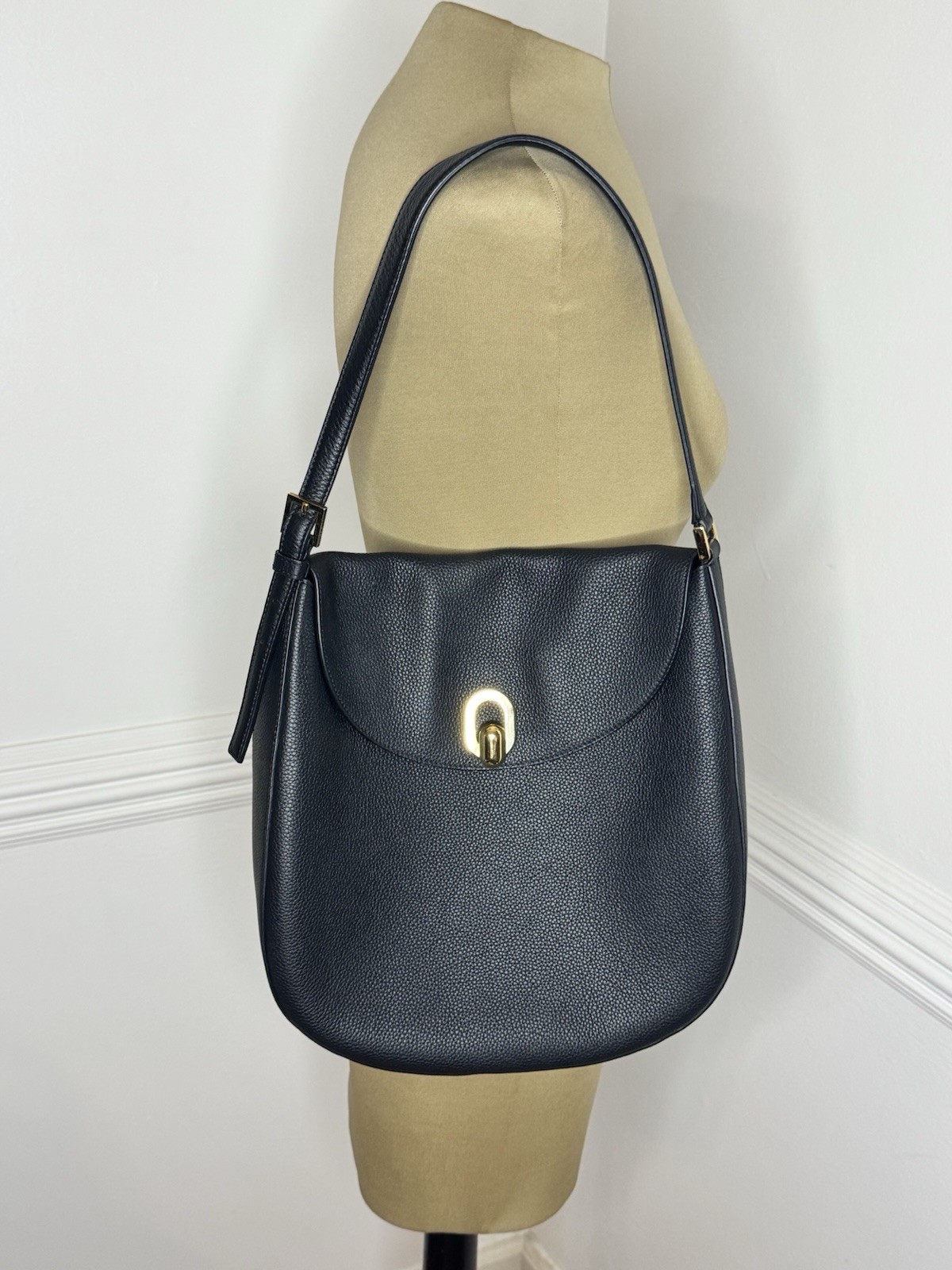 SAVETTE Black Pebbled Shoulder Bag Gold Hardware Turn Lock Lined Medium