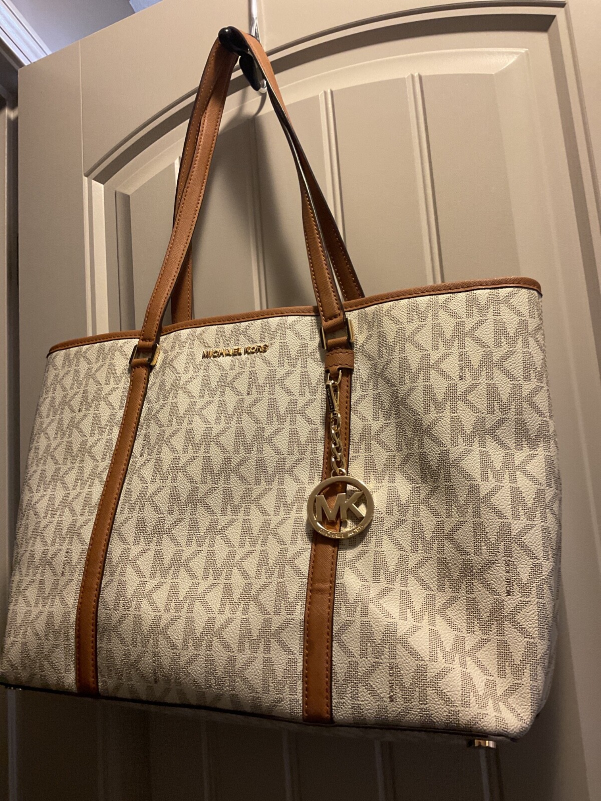 TWO MICHAEL KORS HANDBAGS. See all pictures and descriptions