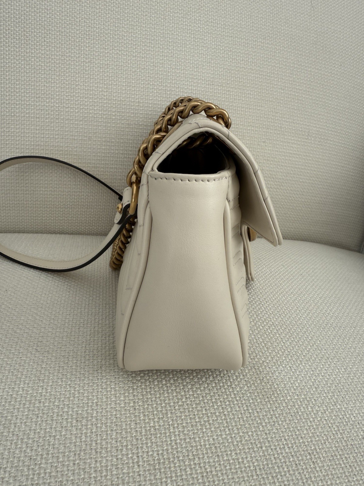 Gucci GG Logo White Quilted Chevron Flap Chain Shoulder Bag Medium Gold