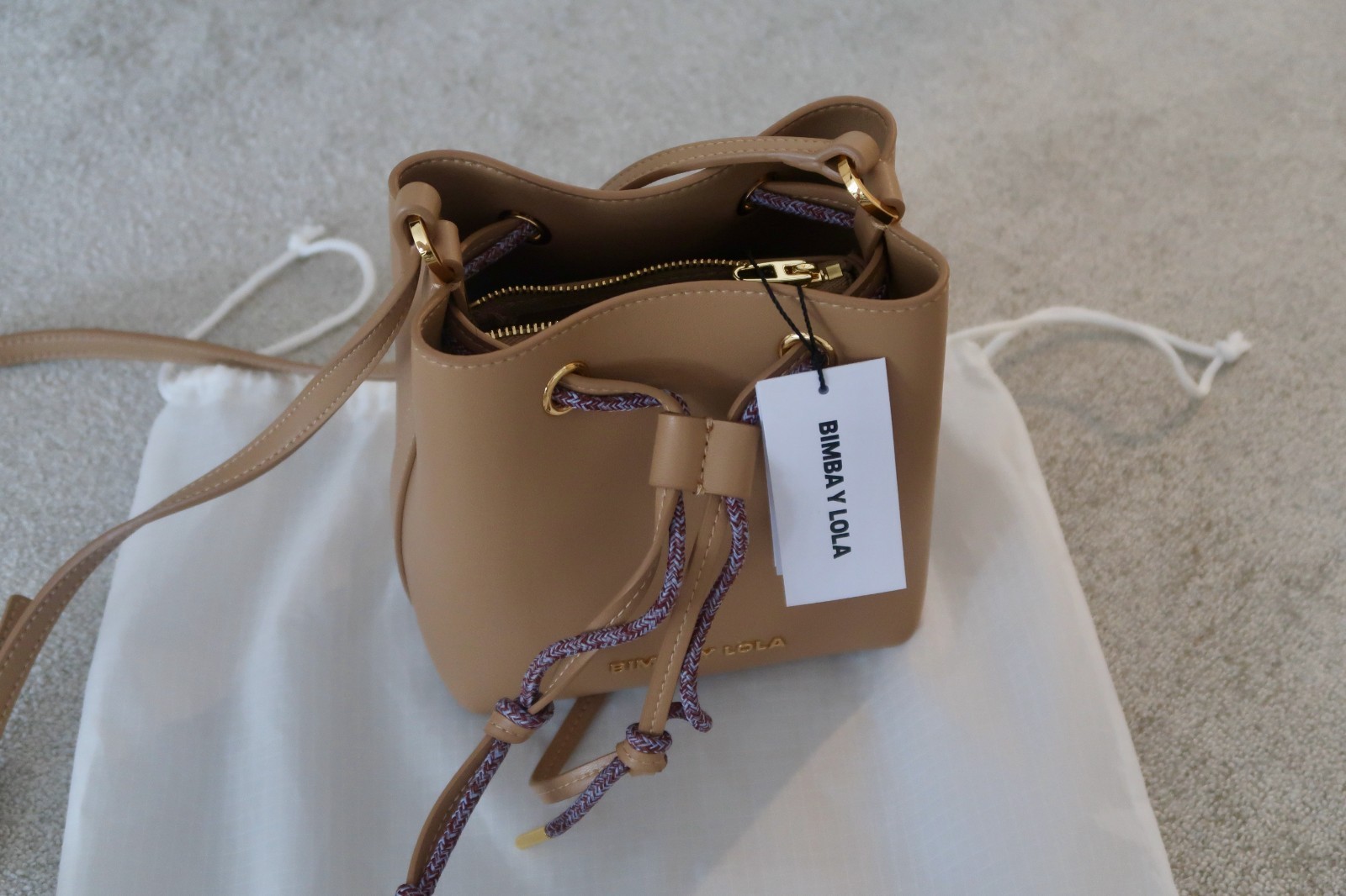 Bimba y Lola Mini Carmel Leather Chihuahua Bucket Bag – NEW