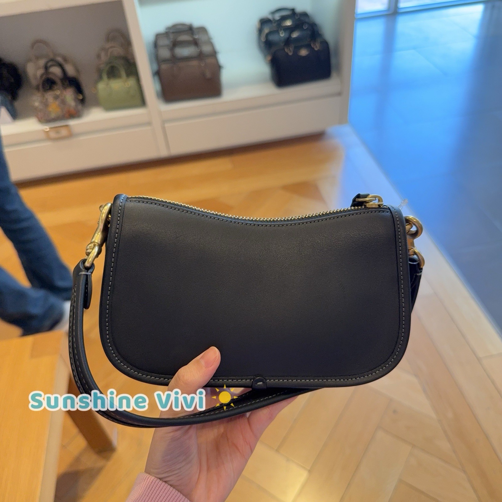 NWT COACH Swinger Bag 20 Brass/Black C2643 Glovetanned leather