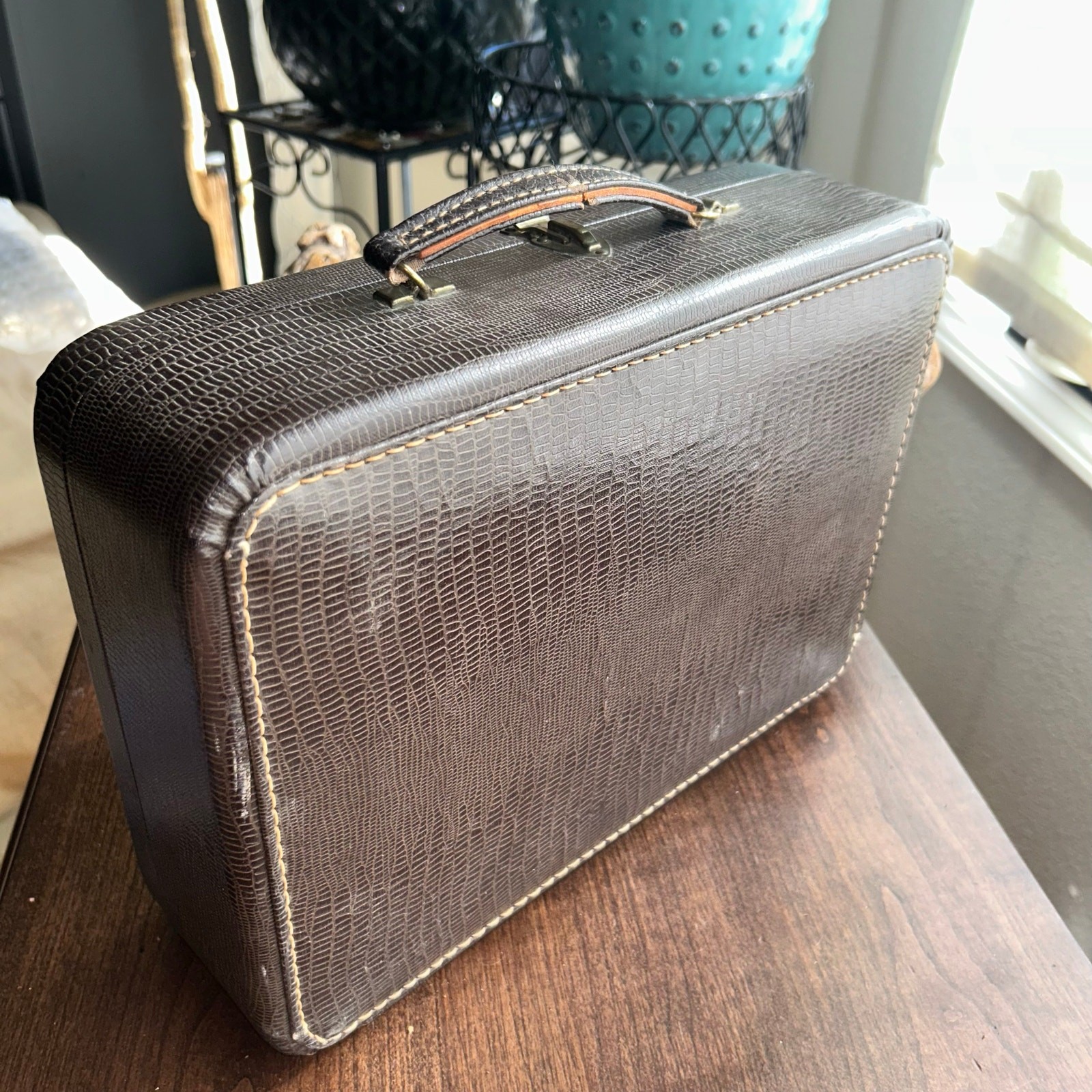 Vintage Pla-Mate Train Case vanity suitcase faux alligator mirror brass latches