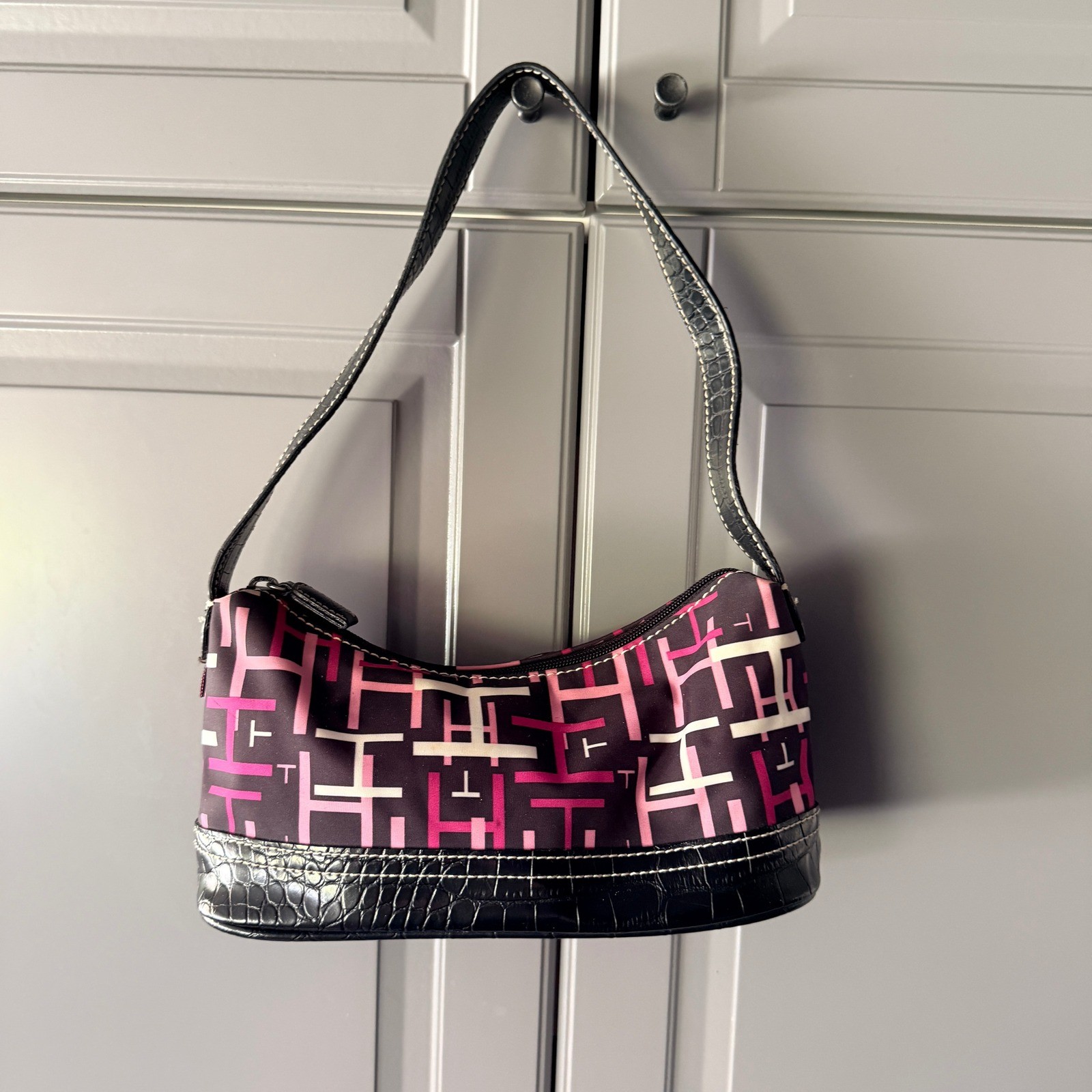 Tommy Hilfiger Womens Y2K Monogram Baguette Shoulder Bag, Pink Black,Small