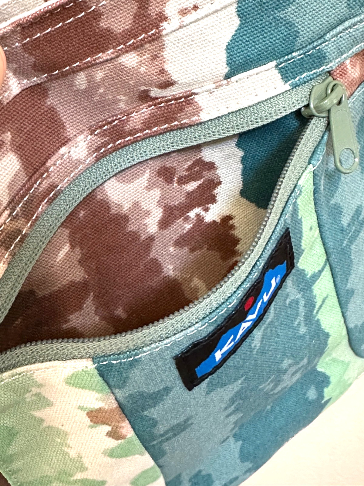 KAVU Keepalong Crossbody Bag ~ Rio Tie Dye 🍃🍂🍃🍂🍃
