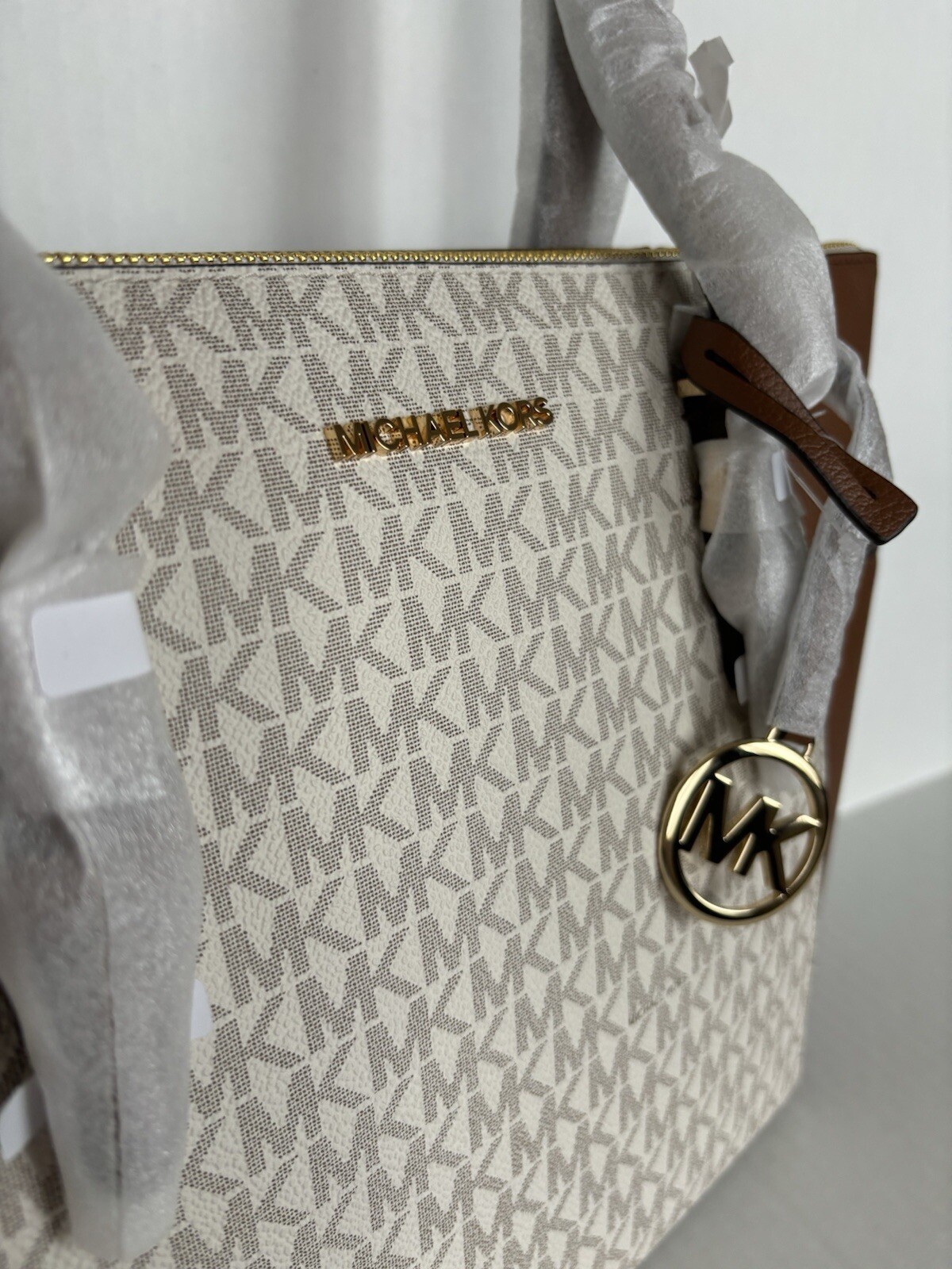 Authentic Michael Kors Charlotte Top Zipshoulder bag in Vanilla + wristlet