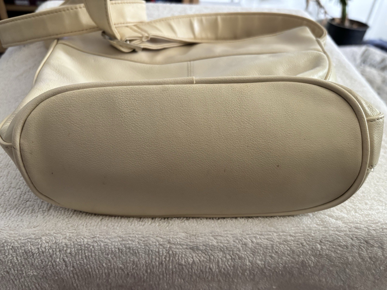Vintage Sereta Cream Genuine Leather Crossbody Bag – Silver Bead Detail