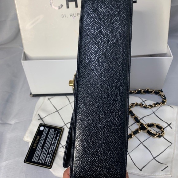 Chanel Classic Flap Medium Caviar in black