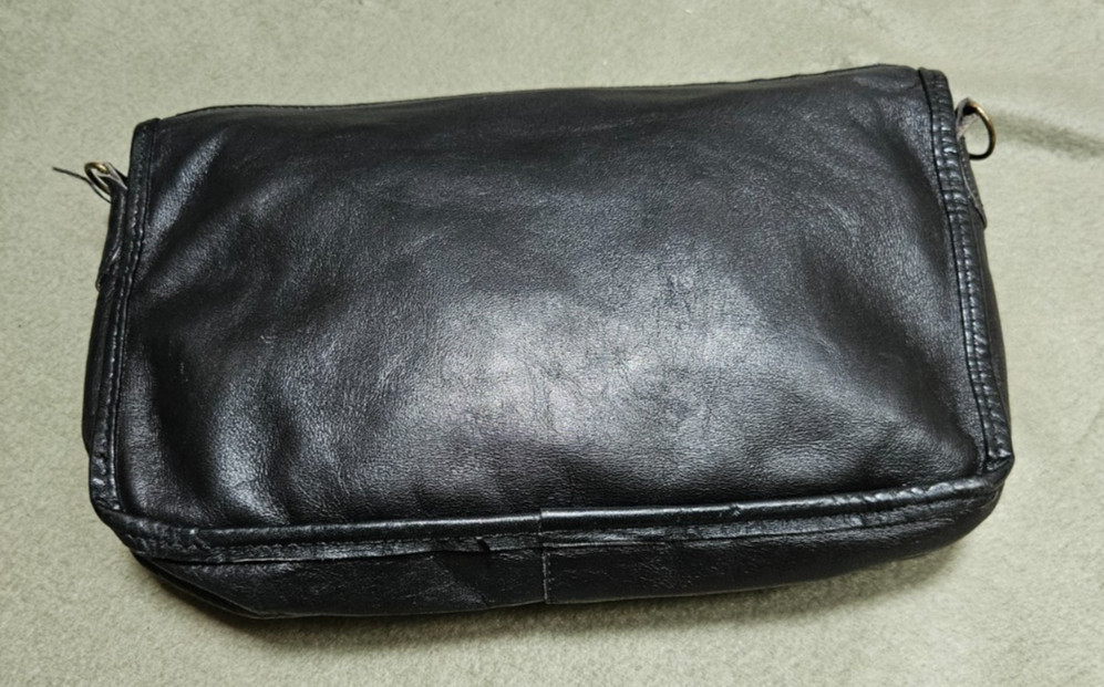 Unbranded Black Leather Purse – No Strap – 10.5″ x 7″ x 2.25″ – Zipper Closure
