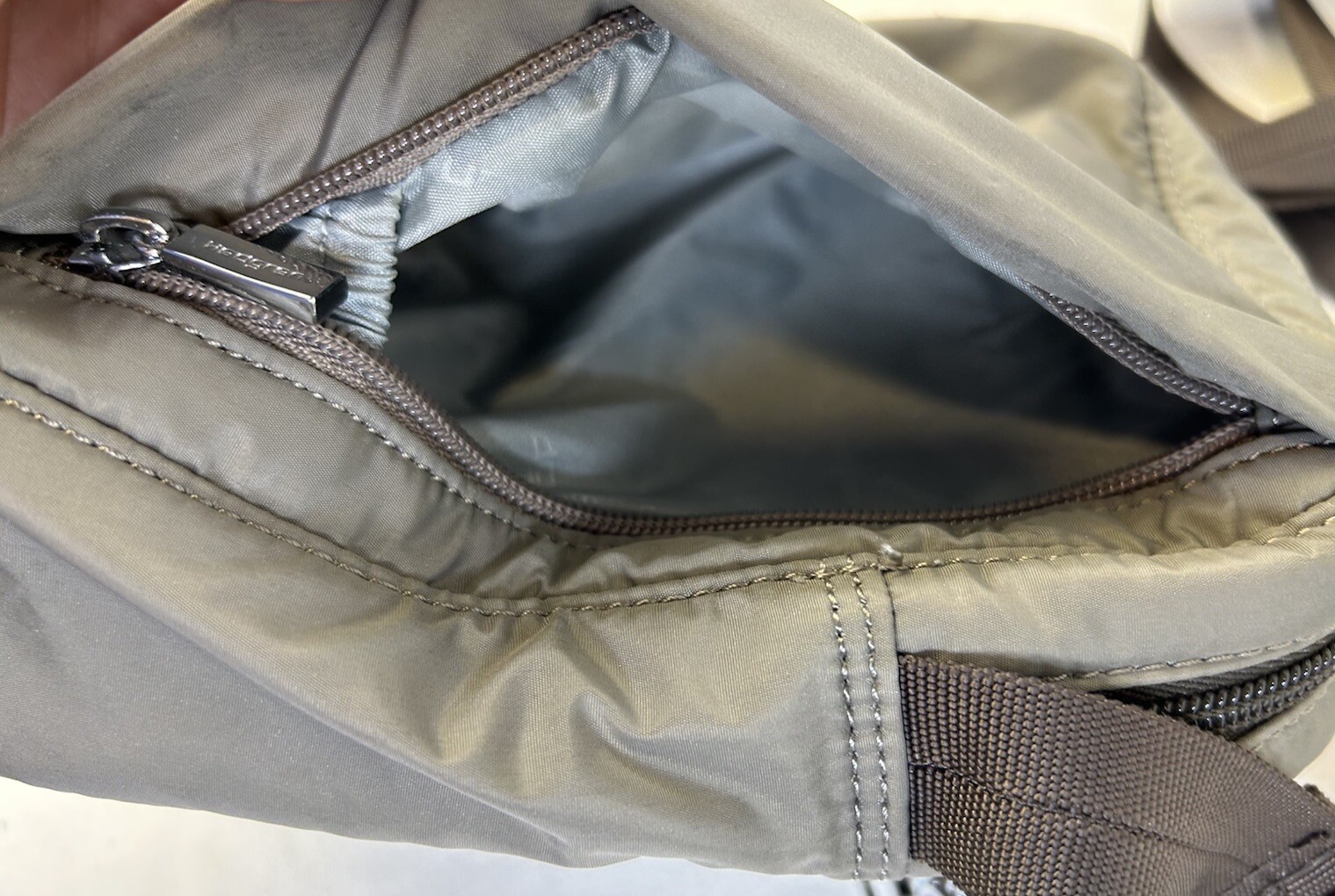 Hedgren Crossbody Grey Shoulder Adjustable Strap Travel Bag Pockets Purse