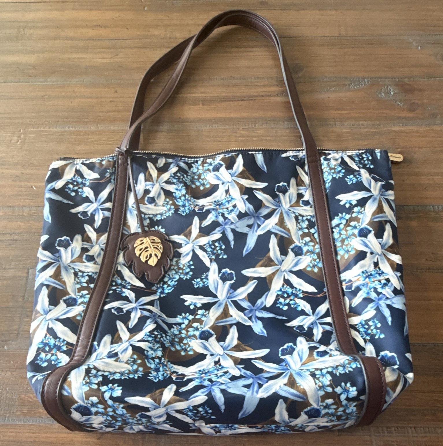Tommy Bahama Blue White Floral Tote Bag Zip Closure Brown Strap Gold Bag Charm