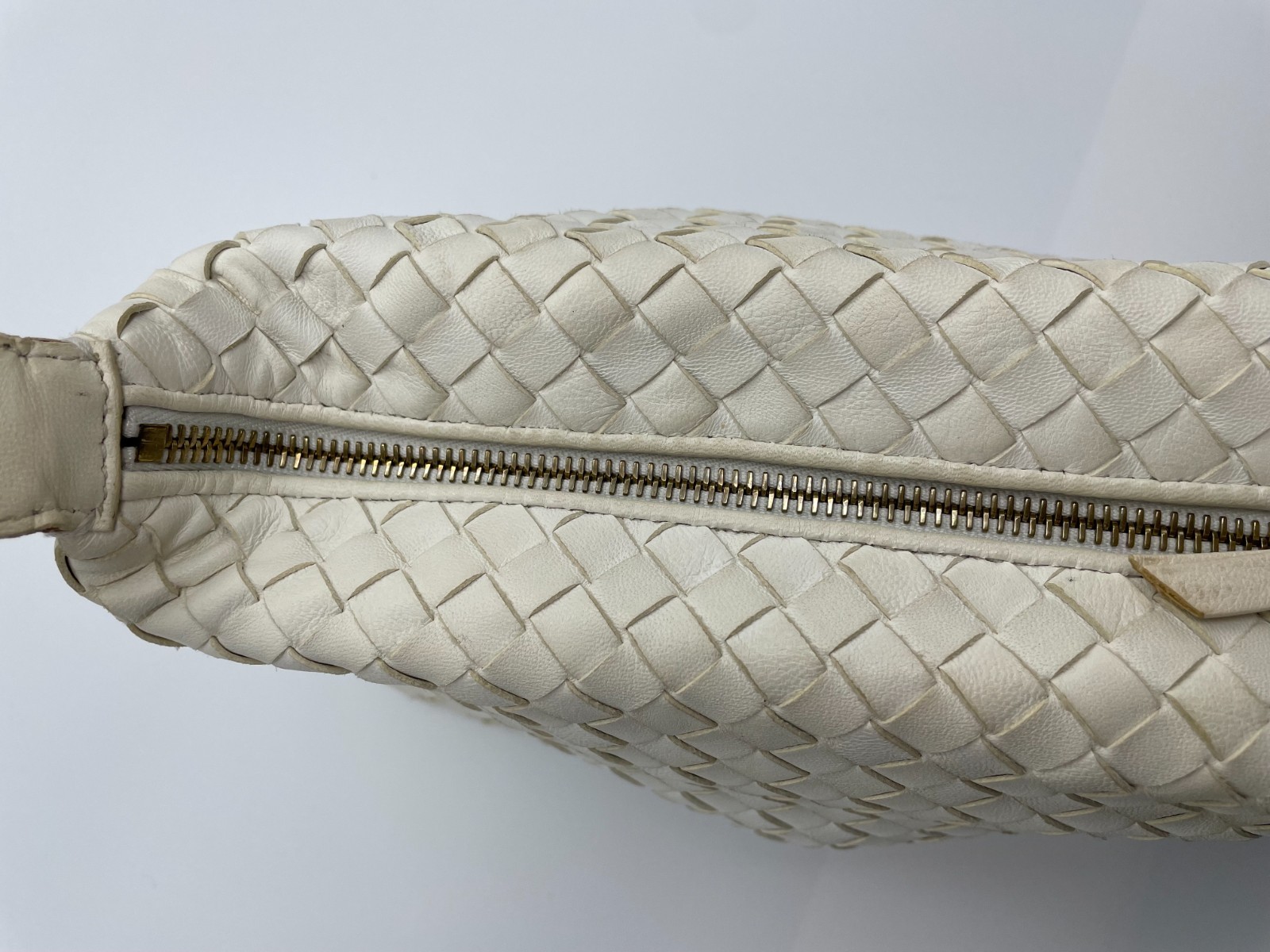 BOTTEGA VENETA Intrecciato White Leather Pouch Bag Auth 251002