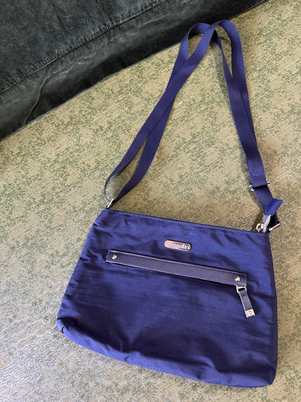 baggallini Navy Solid Crossbody Bag Zip Closure Pockets Lined Detachable Strap