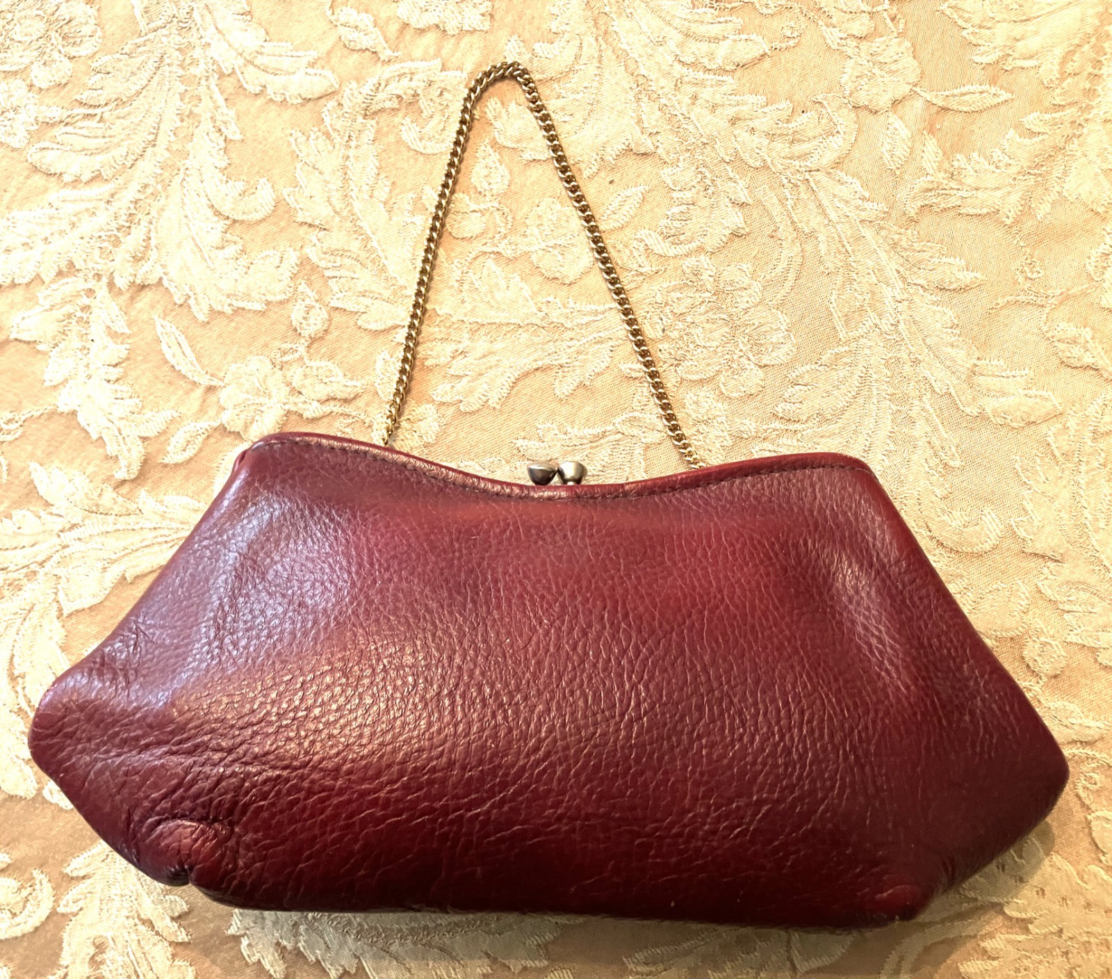 Small VTG Maroon Pebbled Leather Unlined Clutch Purse w Kiss Lock & Chain Handle