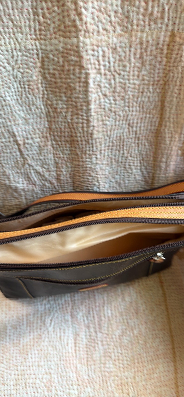 El Potro Brown Shoulder Bag Zip Closure Adjustable Strap Inner Pockets. Leather.