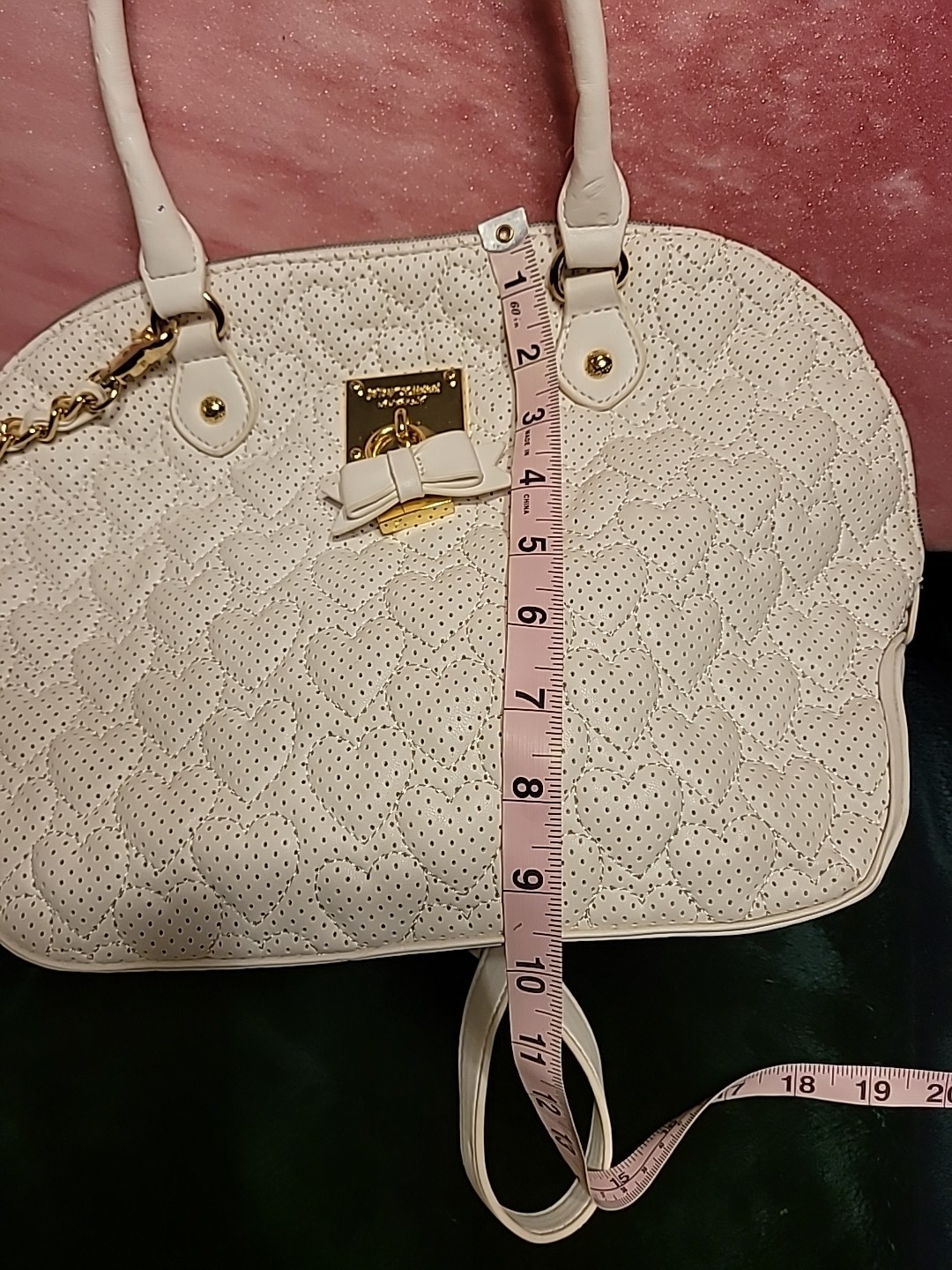 Betsey Johnson Rare White Quilted Heart Purse With Gold Accents Black Rose Liner