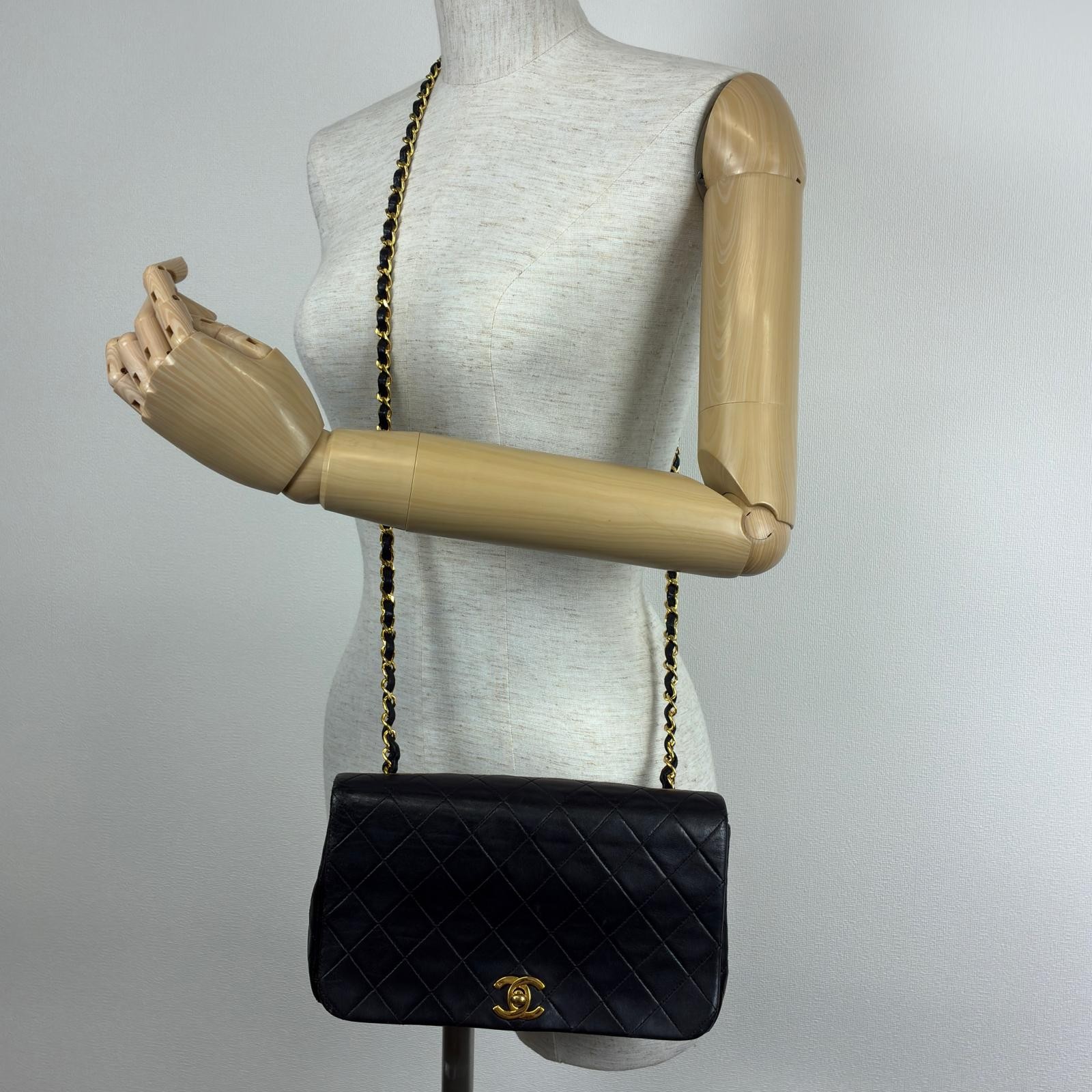 CHANEL Vintage Matelassé 25 Shoulder Bag leather black