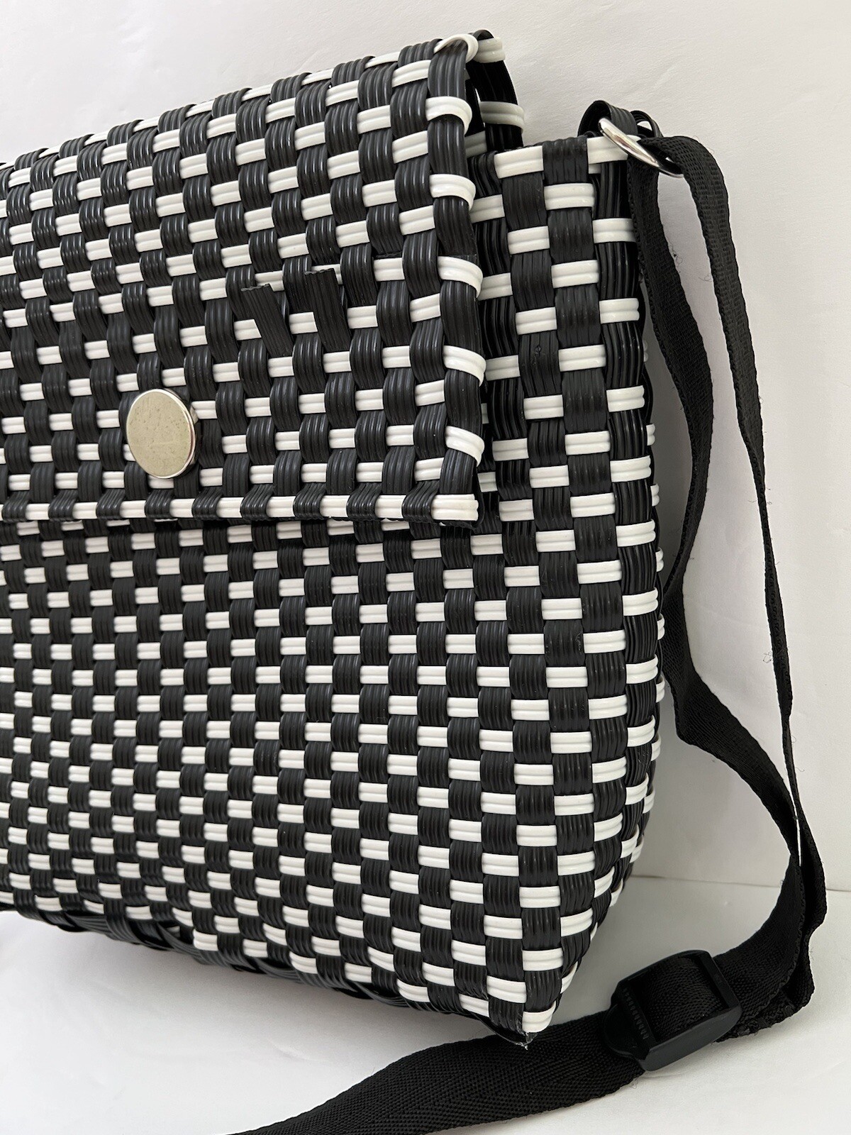 Women’s Black White Checkered Print Vinyl Crossbody Handbag Messenger Adjustable