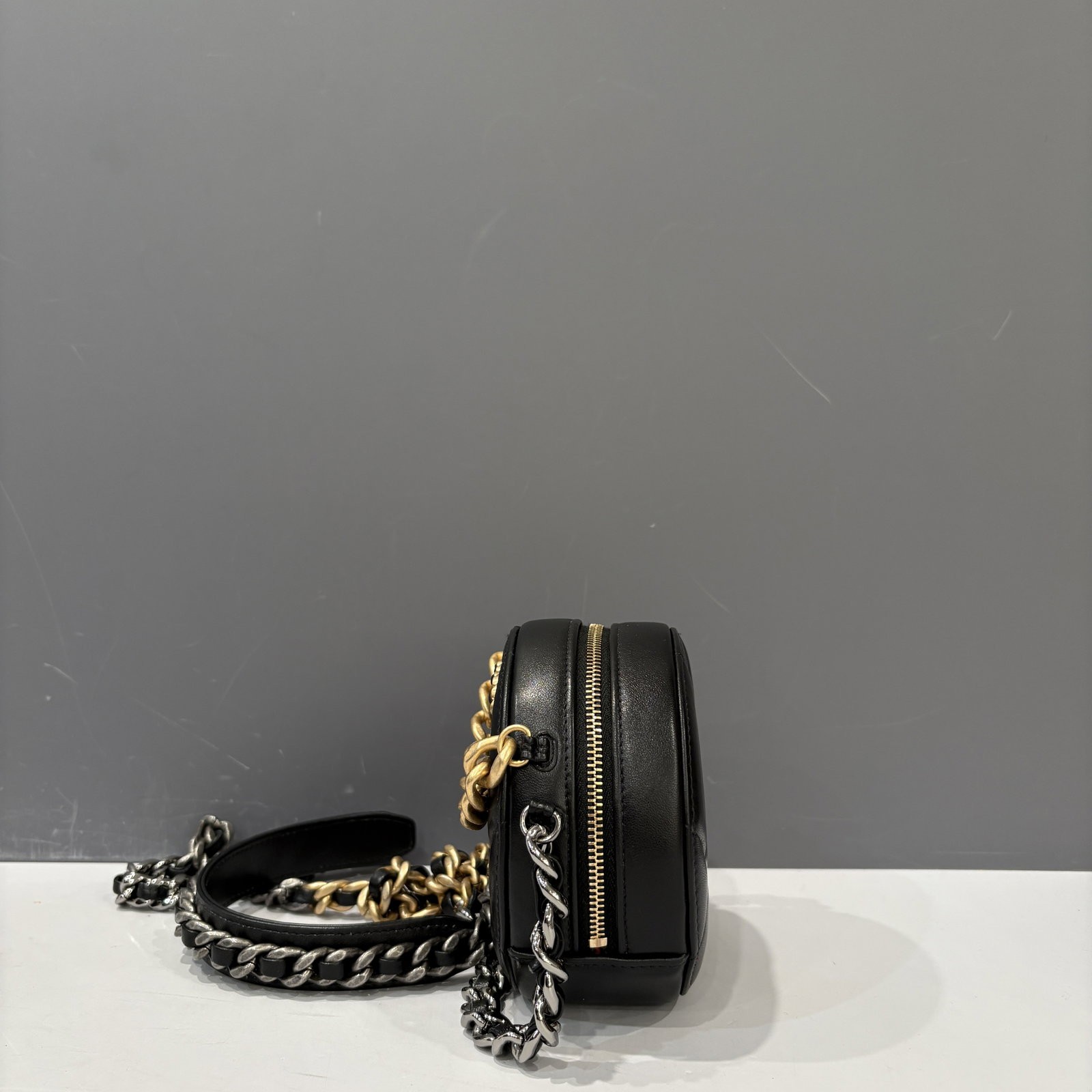Chanel 19 Round Clutch With Chain Black Lambskin (kc033026a4)