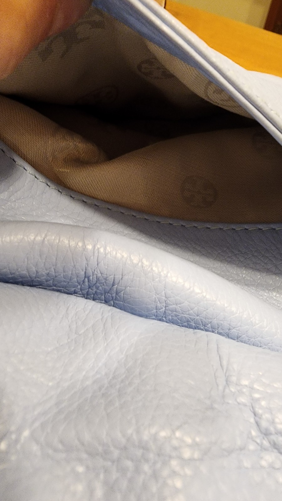 Tory Burch Amanda Hobo bag pebbled leather, a front flap pocket signature logo