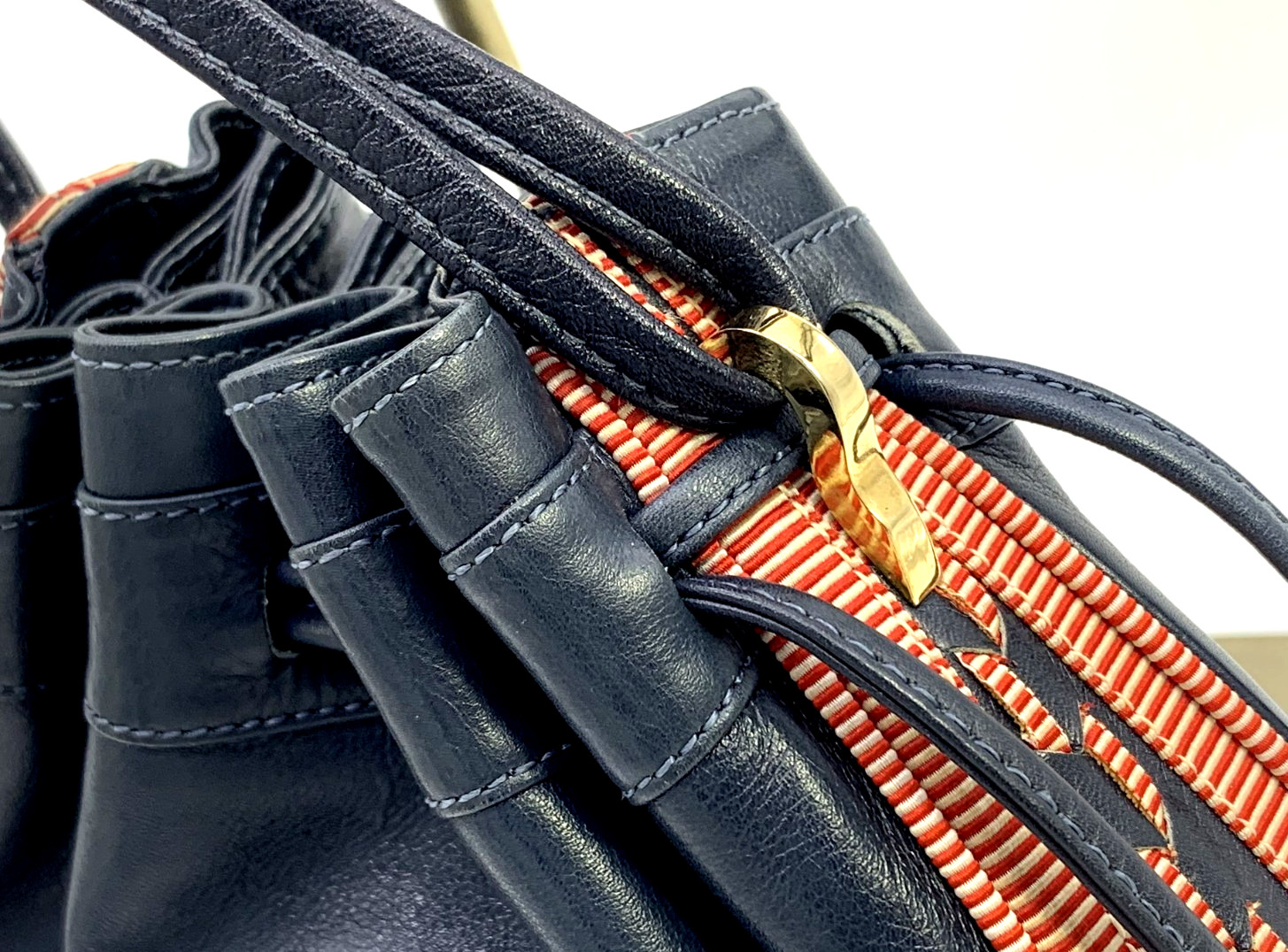 GUCCI VINTAGE Web Stripe Drawstring Shoulder Bag Leather Navy Rare Authentic