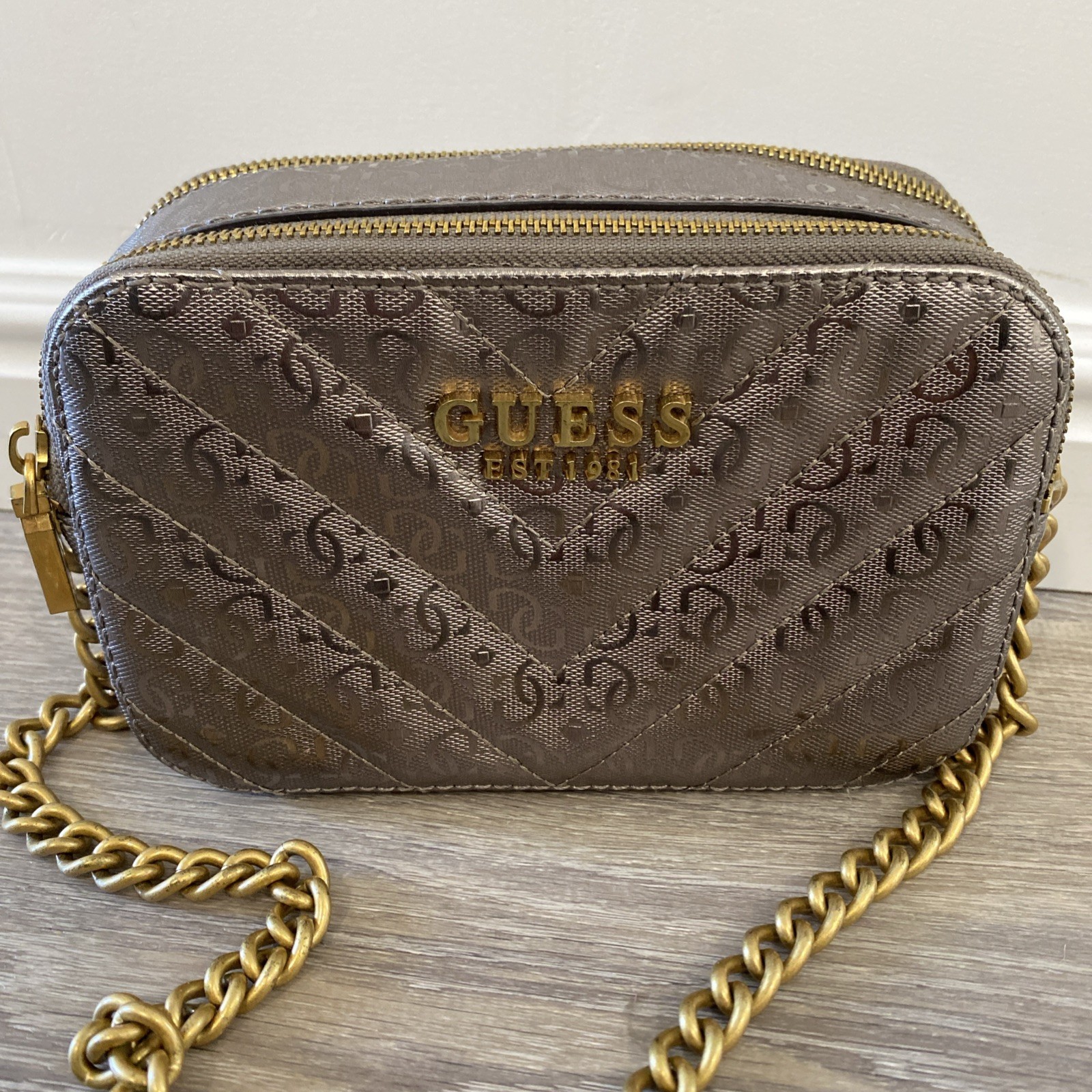 GUESS Jania Crossbody Camera Bag Tasche Pewter taupe