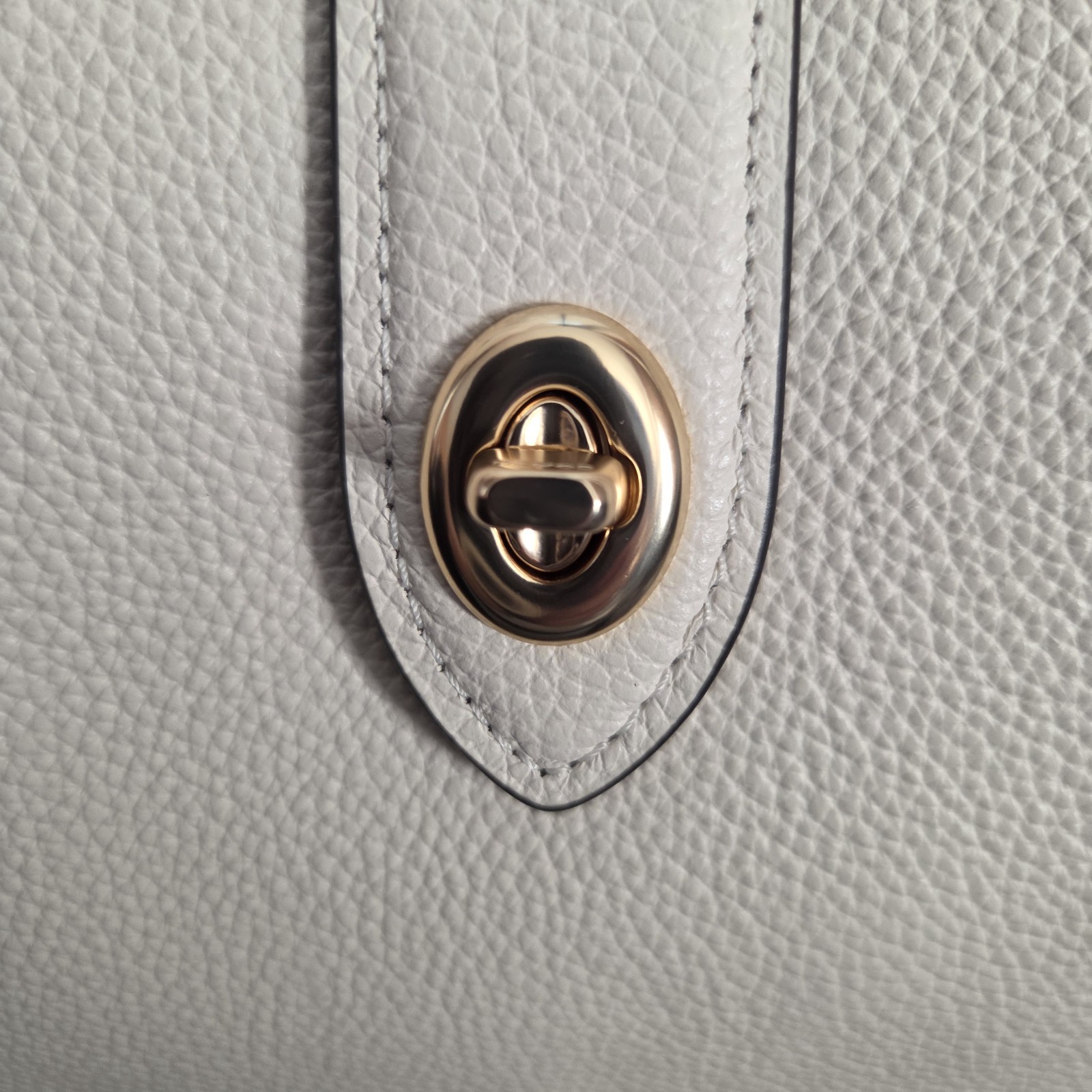 Coach Large Hadley Turnlock Tote, NWT, Chalk Pebbled Leather, 2025 CAL17 Gold HW