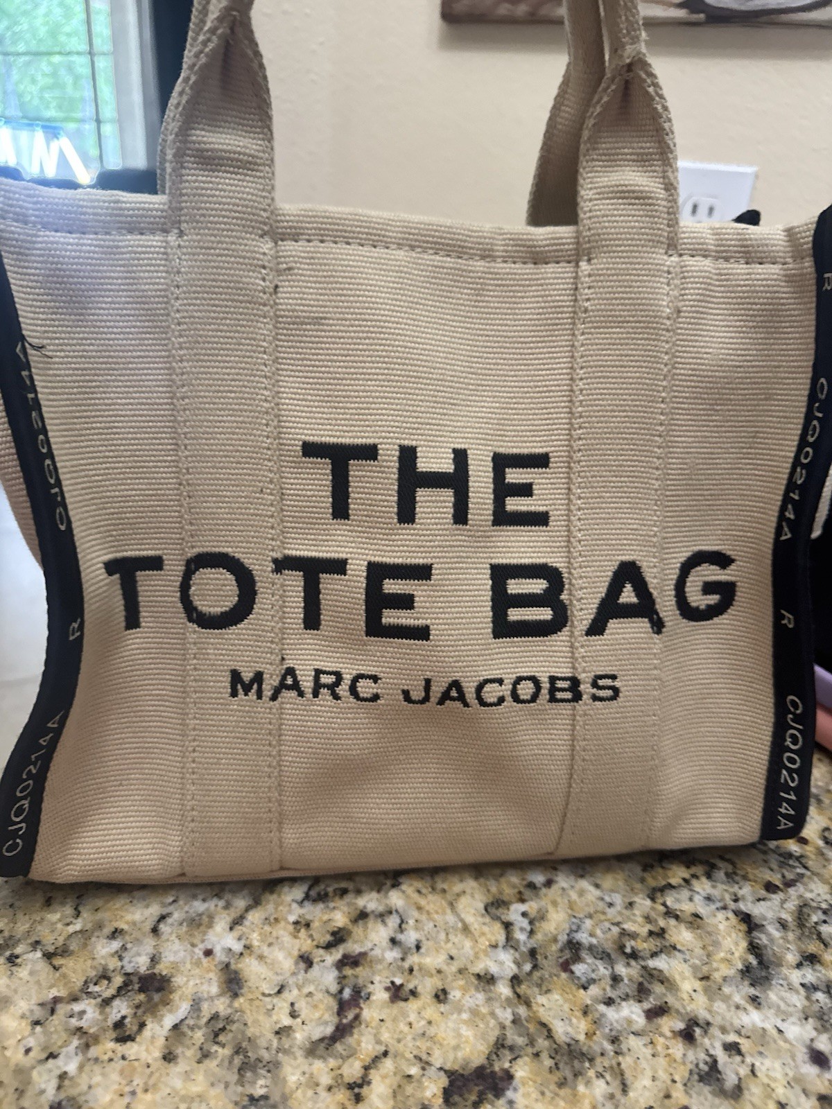 Marc Jacobs Beige Medium Tote Bag Black Logo Zip Top Handle Detachable Strap