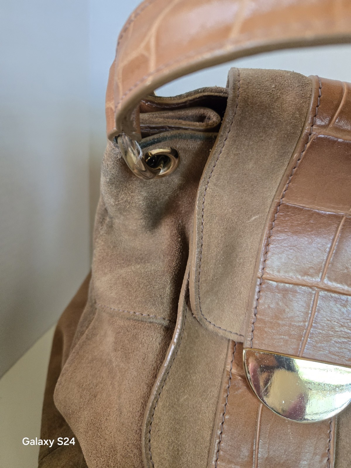 Vintage AUTHENTIC FURLA Tan/ Beige Suede And Crocodile Embossed Leather Hobo/…