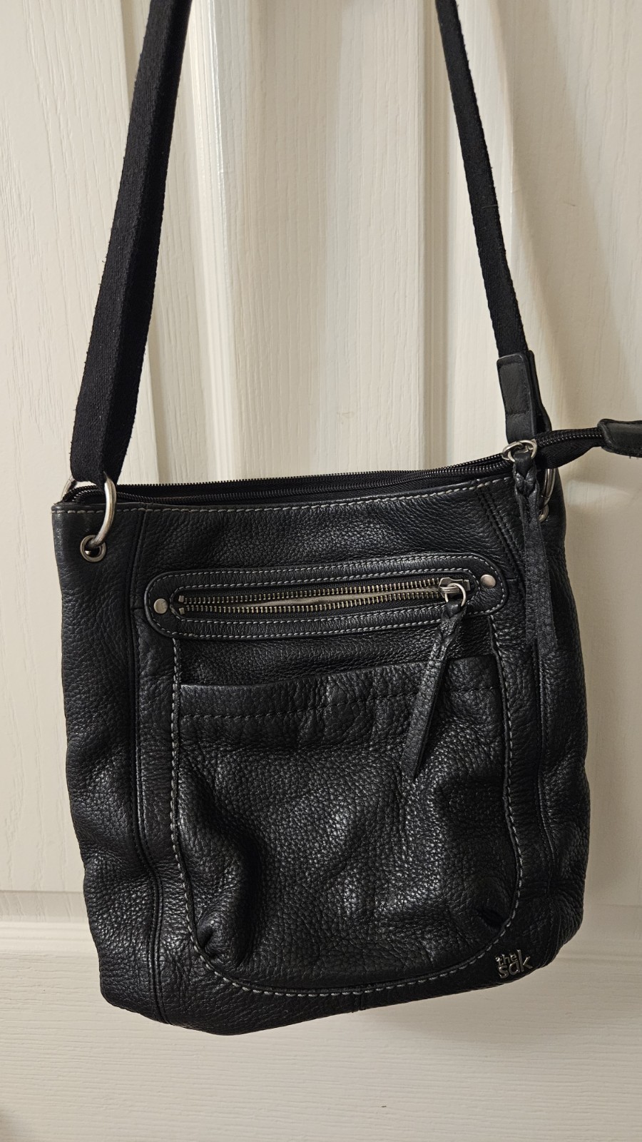 The Sak Black Pebbled Zip Crossbody Bag Silver Hardware Lined Pockets Strap