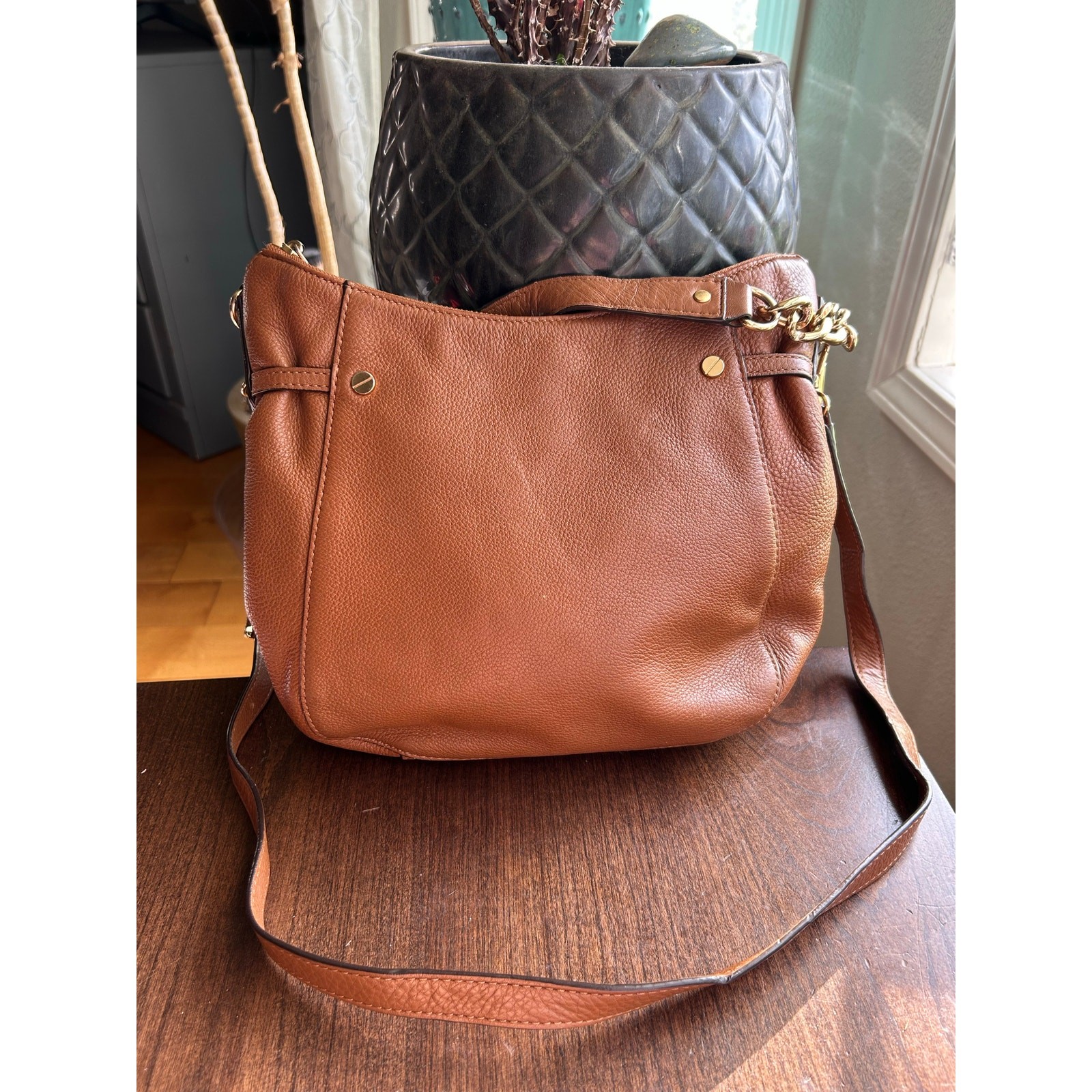 Authentic Michael Kors shoulder handbag Model AV-1405 brown gold