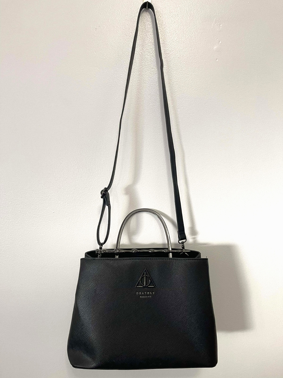 *READ* Loungefly Harry Potter Deathly Hallows Elder Wand Crossbody Purse Black