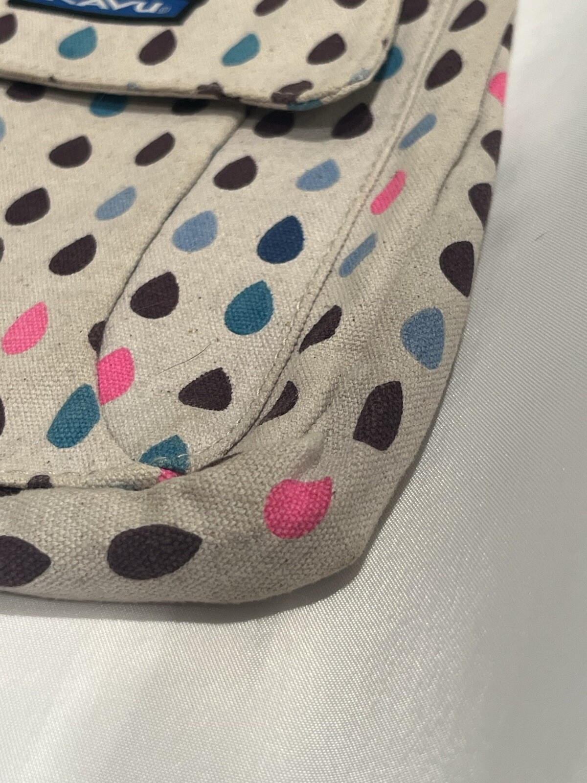 KAVU Raindrop Pattern Crossbody Purse Bag 4 Pocket Organization – Gray Blue Pink
